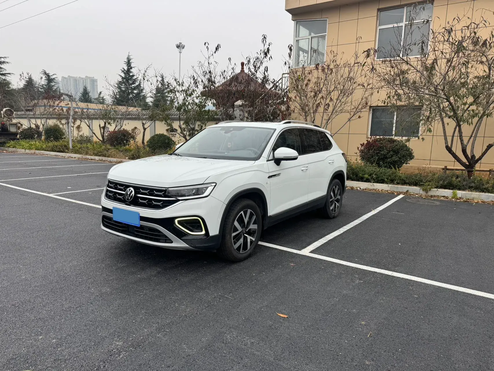 2023 VOLKSWAGEN TAYRON view 1