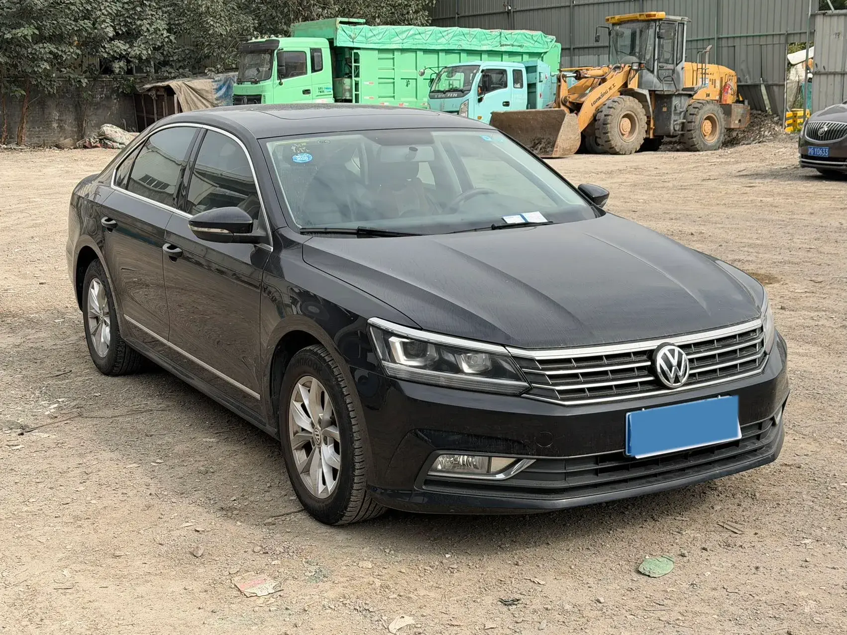 2017 VOLKSWAGEN PASSAT thumbnail 3