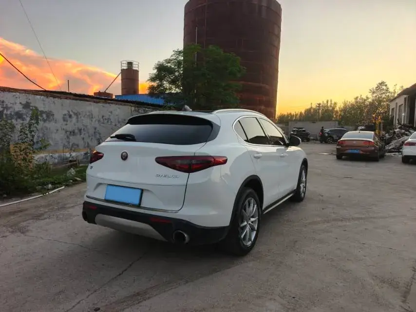 2017 ALFA ROMEO thumbnail 4