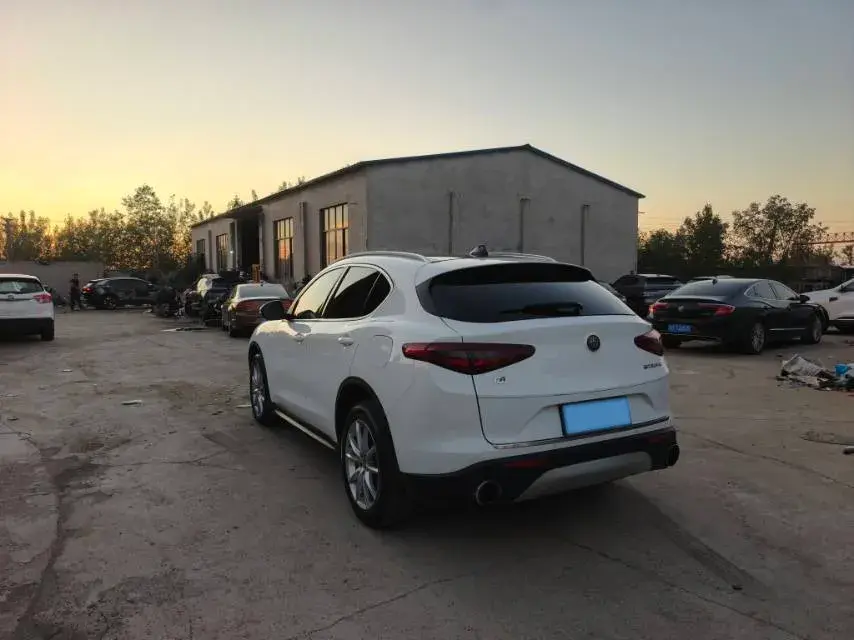 2017 ALFA ROMEO thumbnail 3