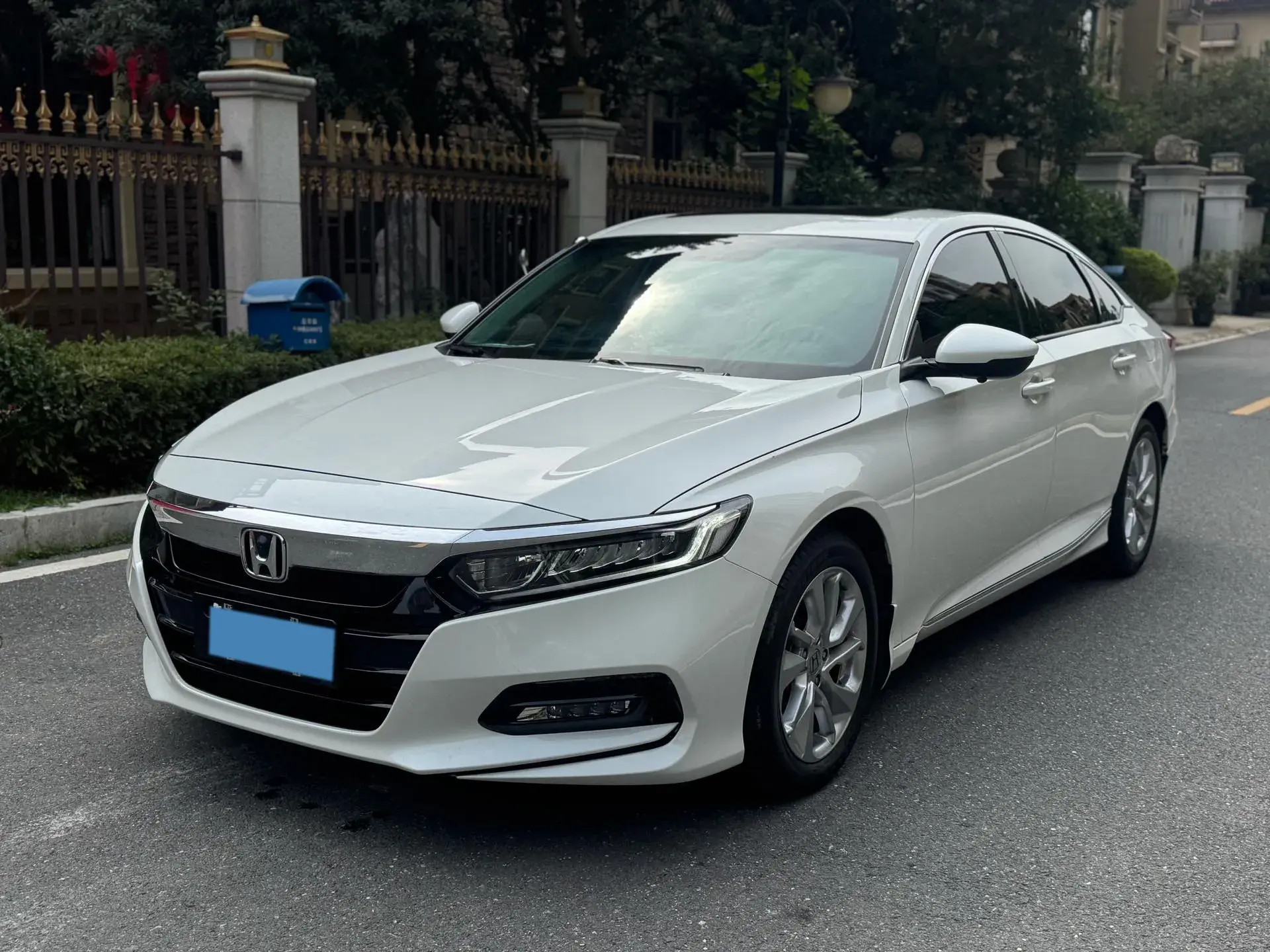 2018 HONDA ACCORD view 1