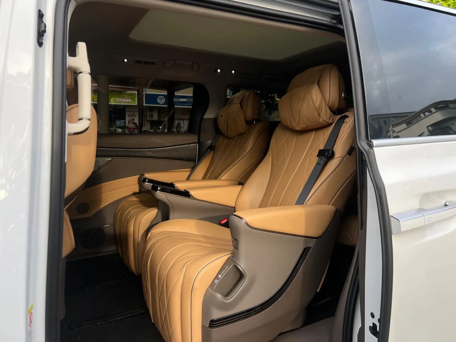 2022 DENZA D9 thumbnail 3