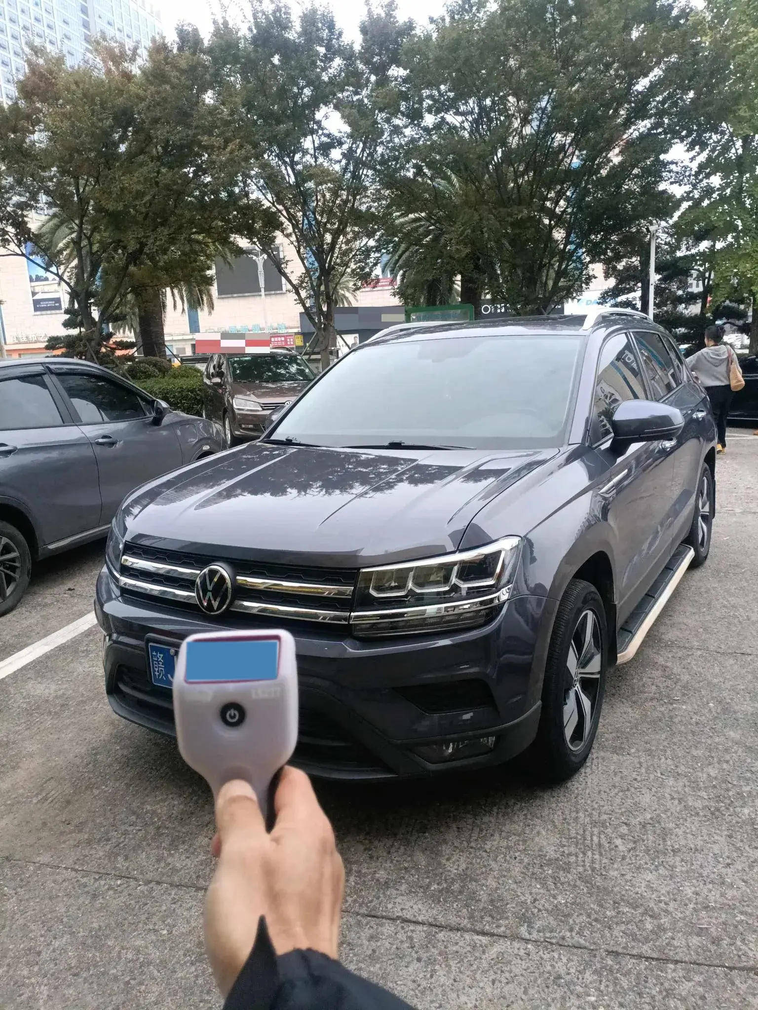 2022 VOLKSWAGEN THARU view 1