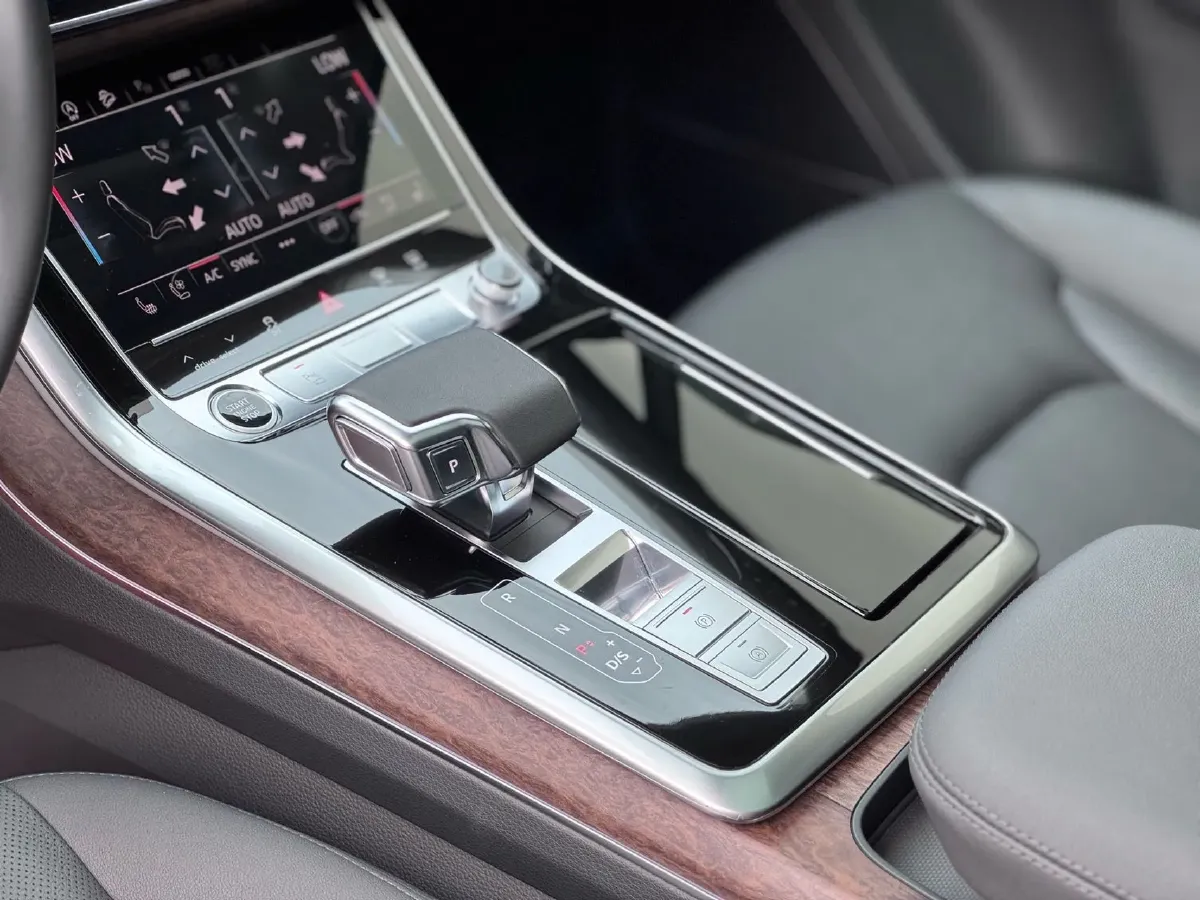 2023 Audi Q7 2.0T 265HP L4 8AT,autocango,china used car exporter,china ev exporter,chinese used car exporter,chinese used ev exporter