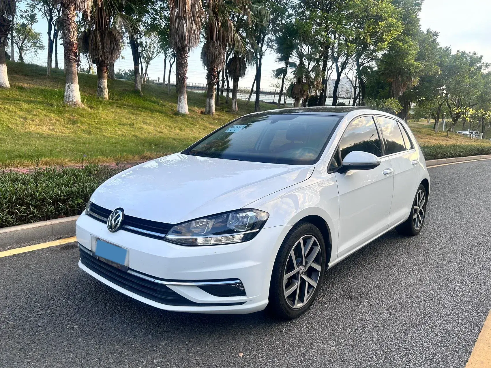 2020 VOLKSWAGEN GOLF view 1