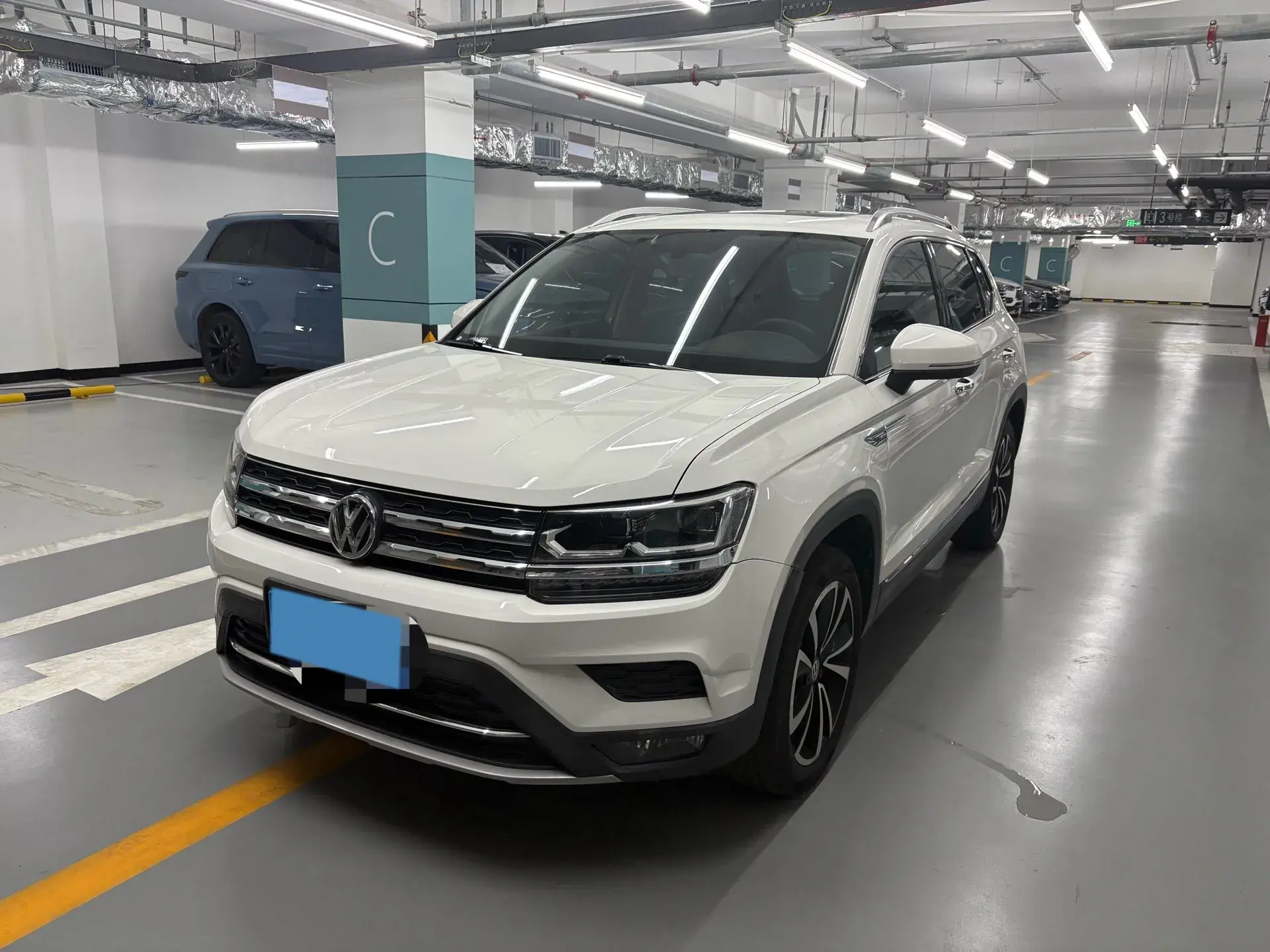 2019 VOLKSWAGEN THARU view 1