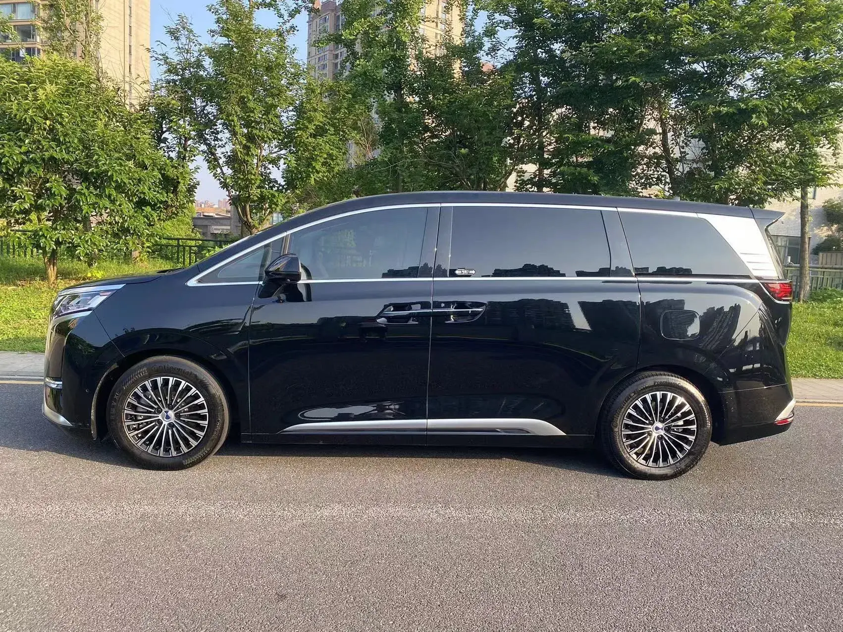 2022 DENZA D9 thumbnail 3