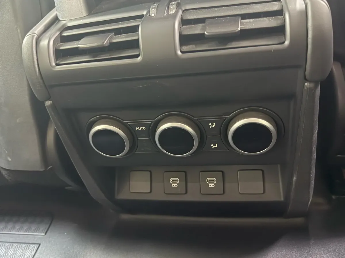 2023 Land Rover Defender 3.0T 400HP L6 8AT,autocango,china used car exporter,china ev exporter,chinese used car exporter,chinese used ev exporter