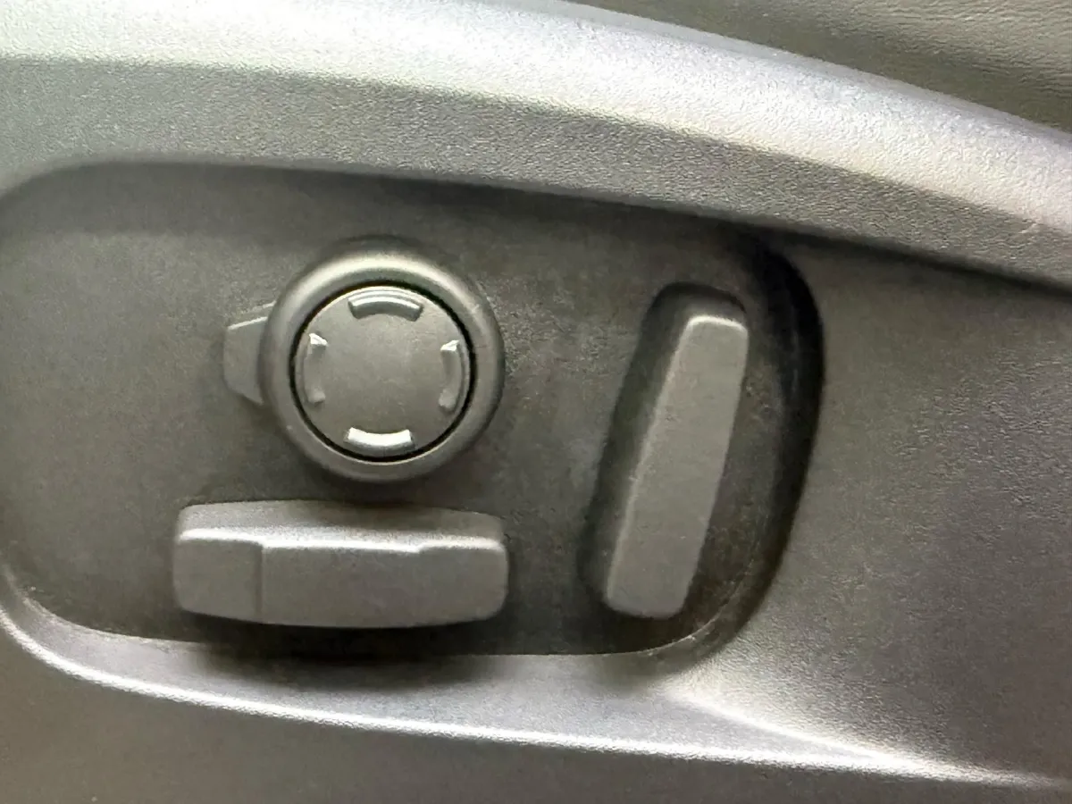 2023 Land Rover Defender 3.0T 400HP L6 8AT,autocango,china used car exporter,china ev exporter,chinese used car exporter,chinese used ev exporter