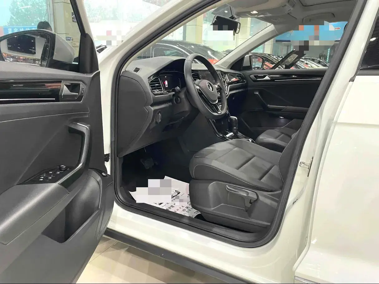 2021 VOLKSWAGEN T-ROC thumbnail 3