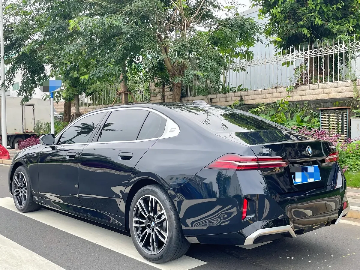 2025 BMW 5 Series 2.0T 258HP L4 8AT,autocango,china used car exporter,china ev exporter,chinese used car exporter,chinese used ev exporter