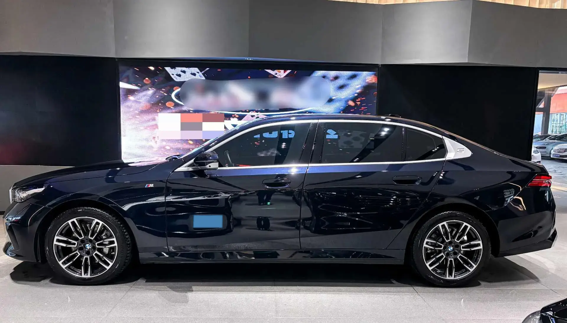 2024 BMW 5 thumbnail 3