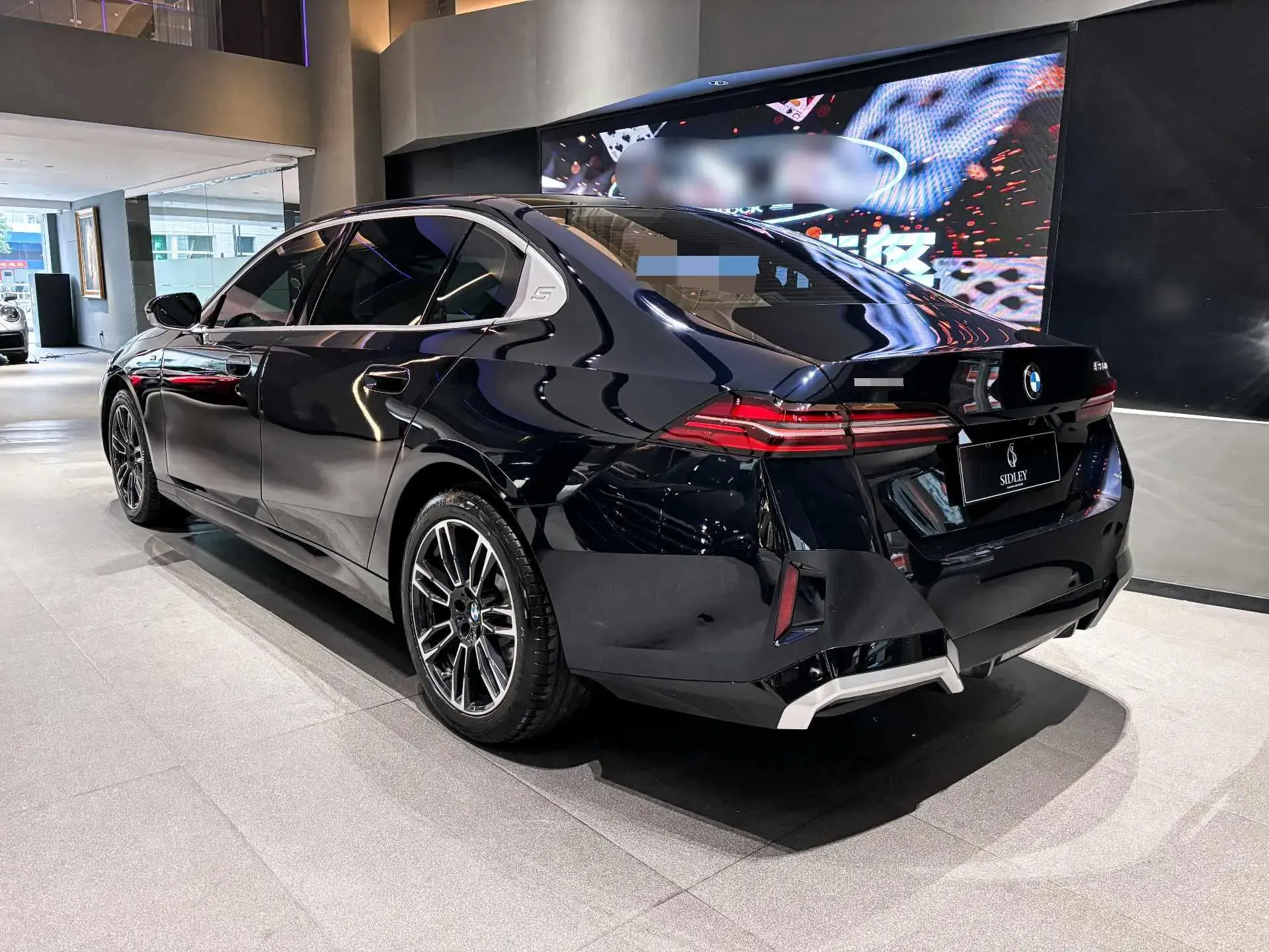 2024 BMW 5 thumbnail 4