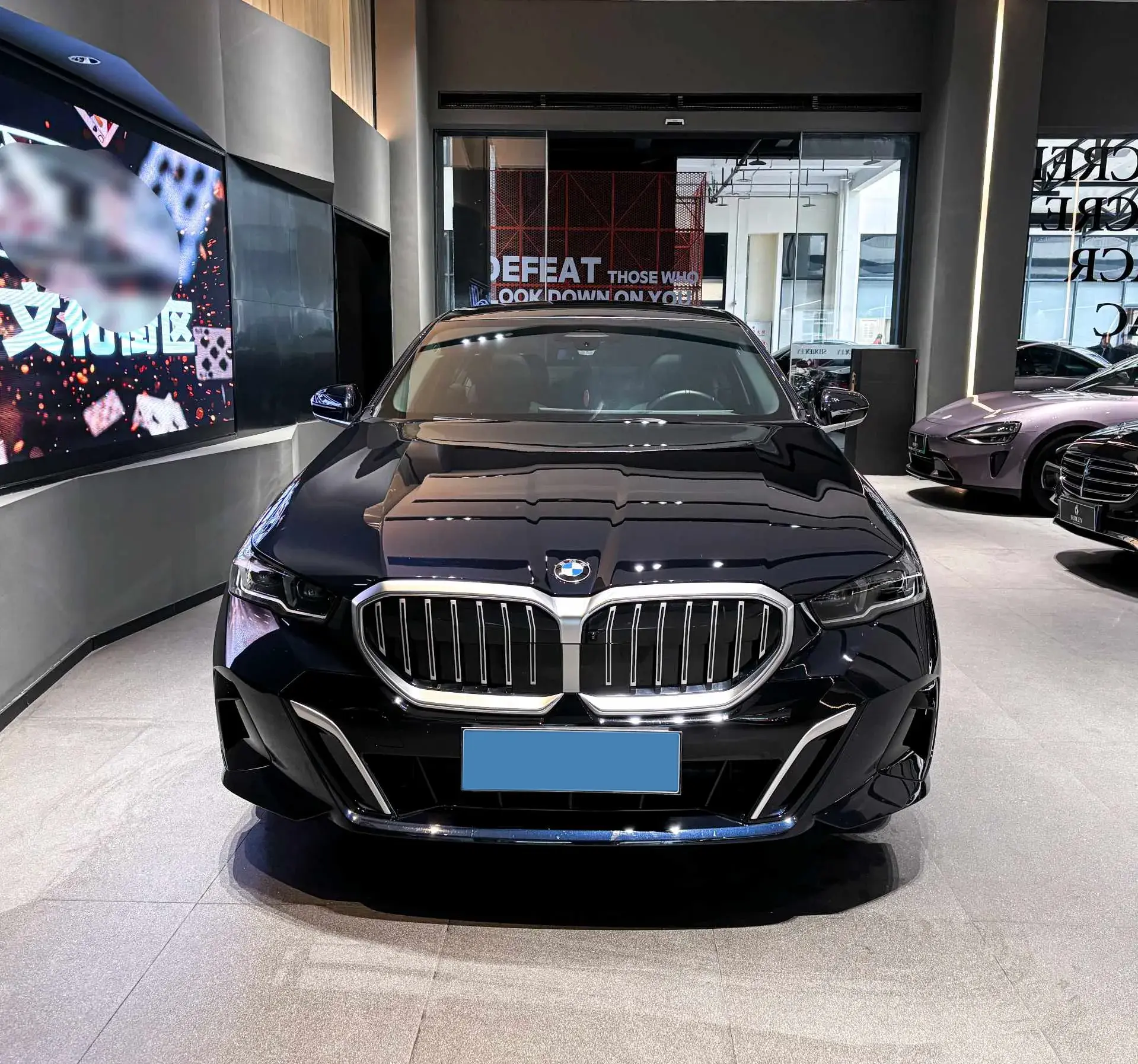 2024 BMW 5 thumbnail 2