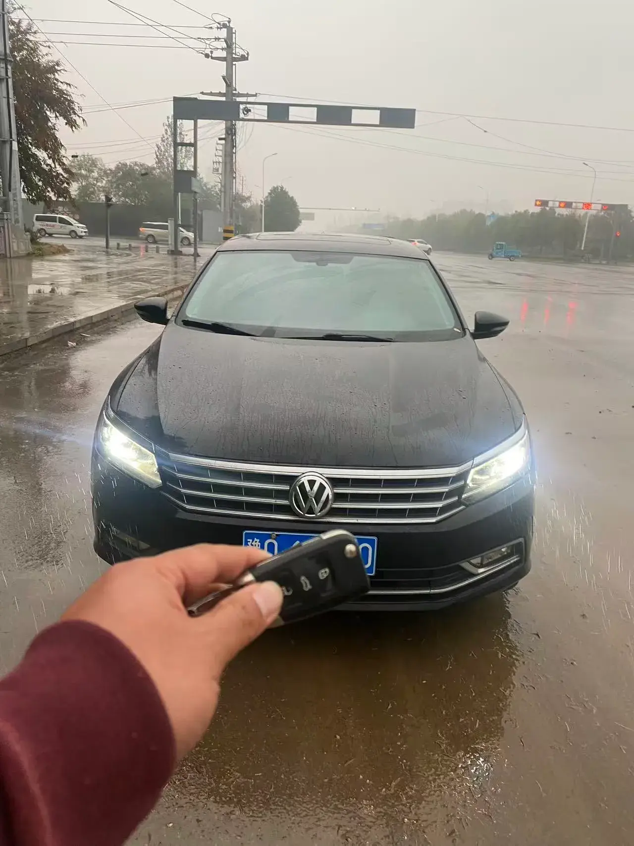 2017 VOLKSWAGEN PASSAT thumbnail 2