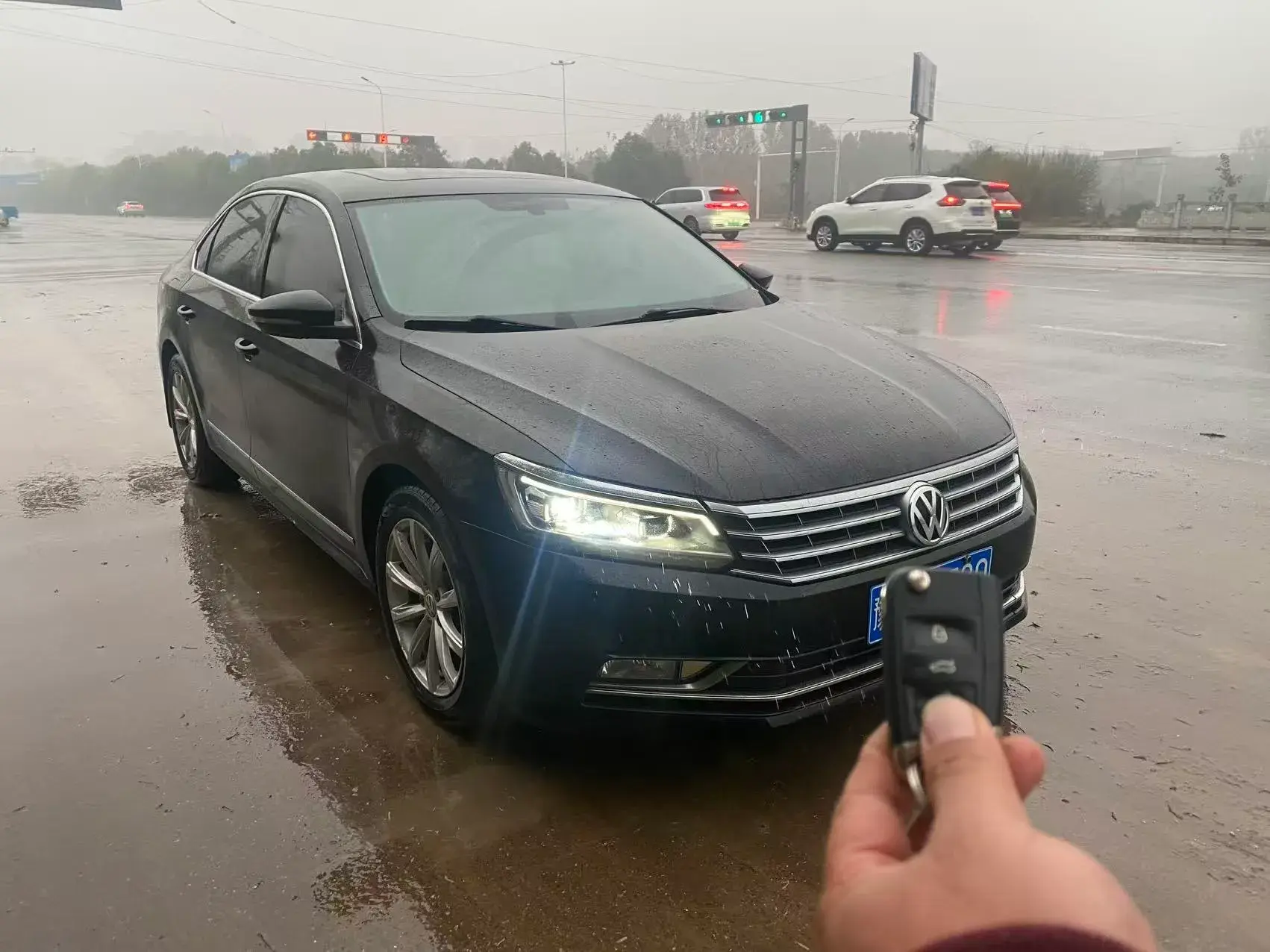 2017 VOLKSWAGEN PASSAT thumbnail 3