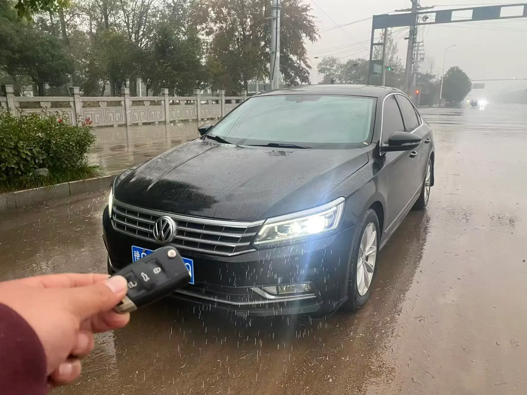 2017 VOLKSWAGEN PASSAT view 1