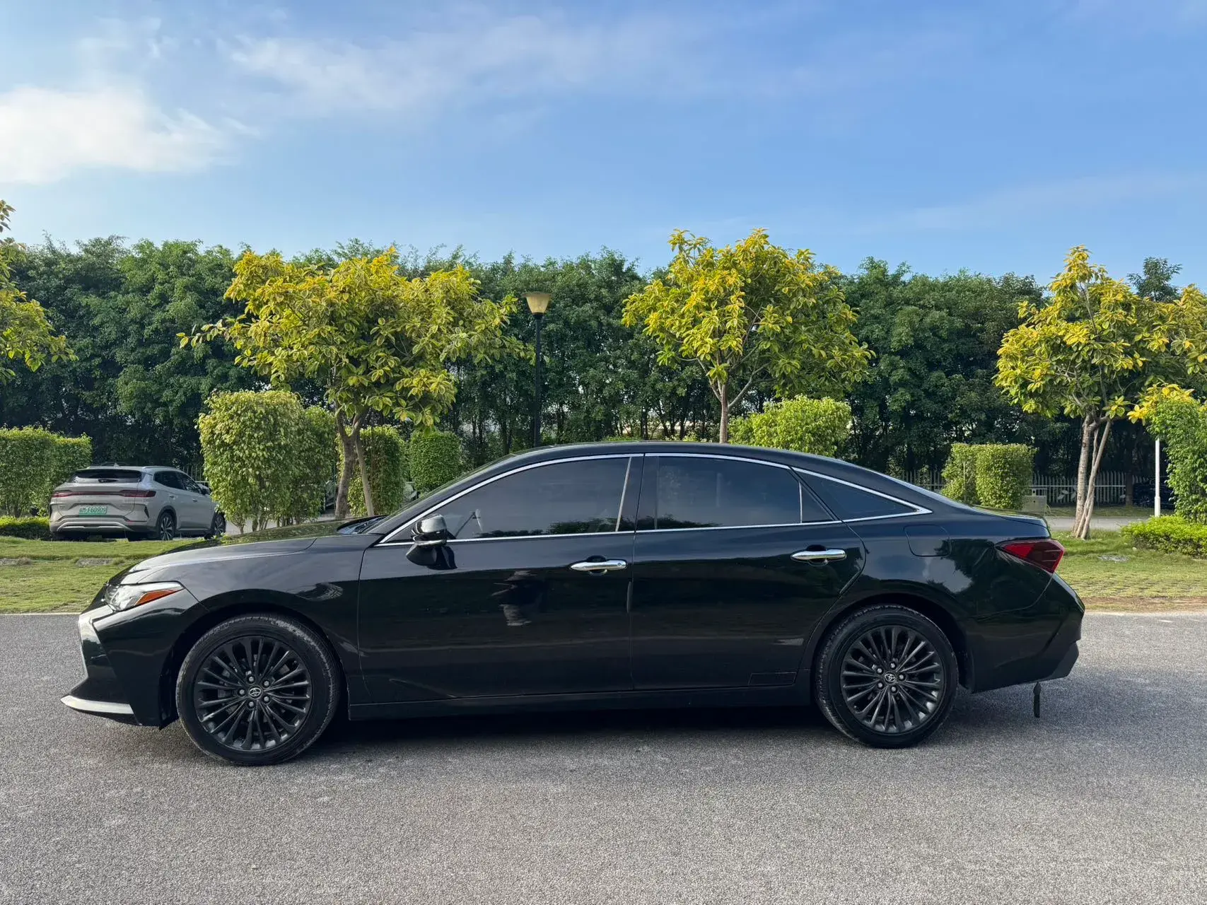 2019 TOYOTA AVALON thumbnail 3