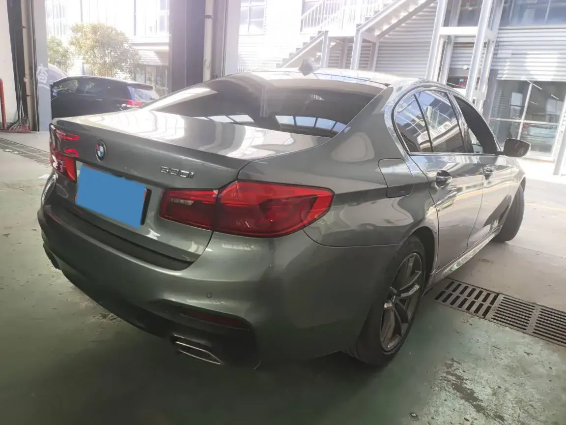 2020 BMW 5 thumbnail 3