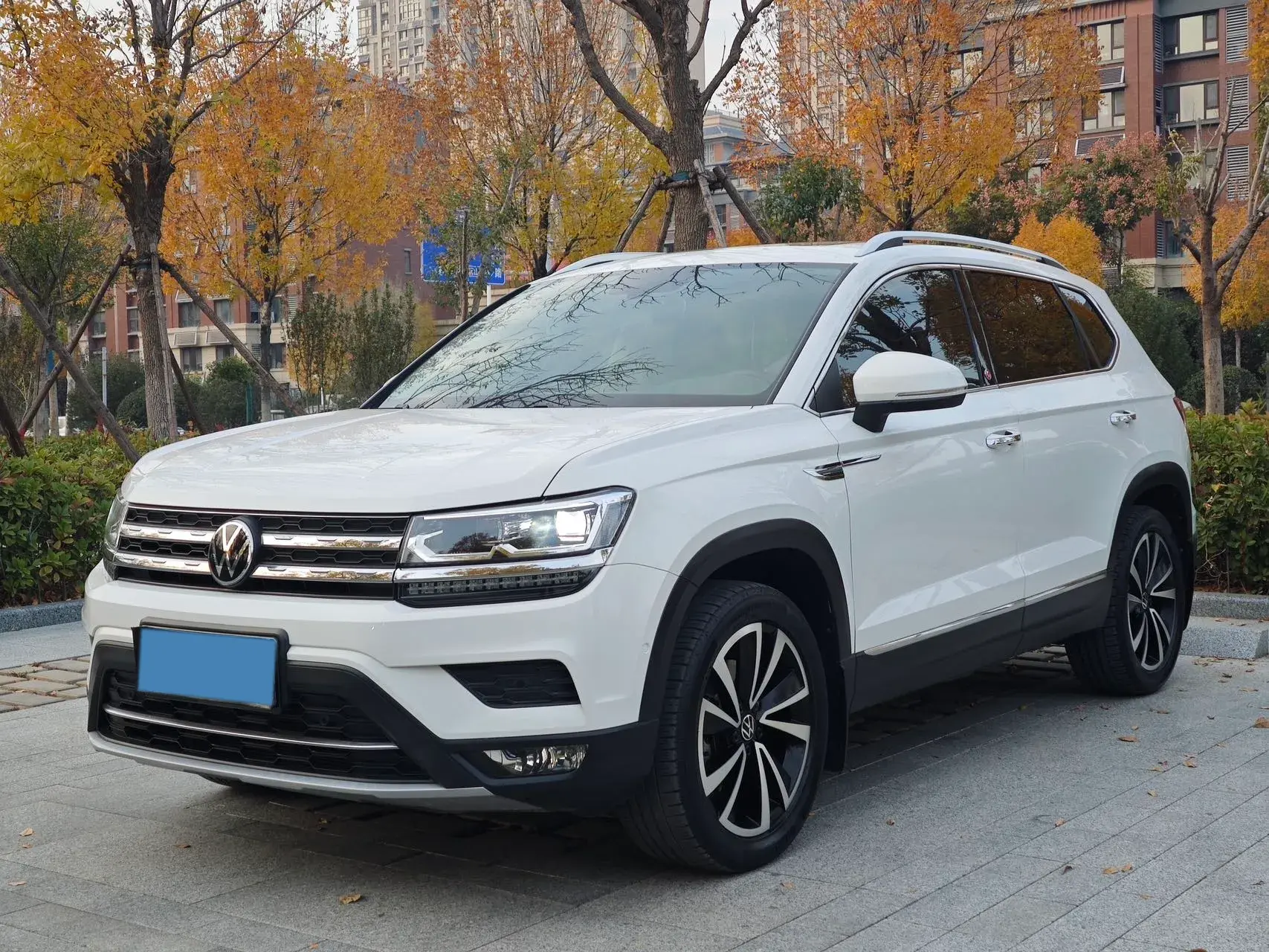 2021 VOLKSWAGEN THARU view 1