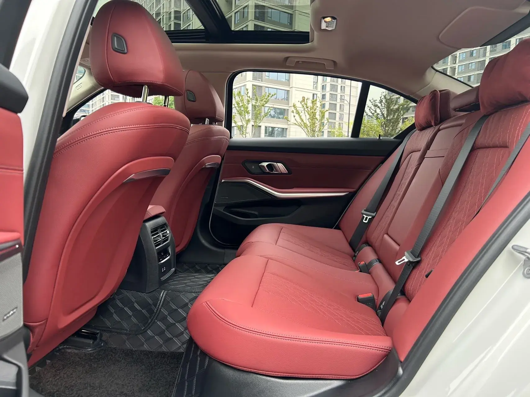 2025 BMW 3 thumbnail 4