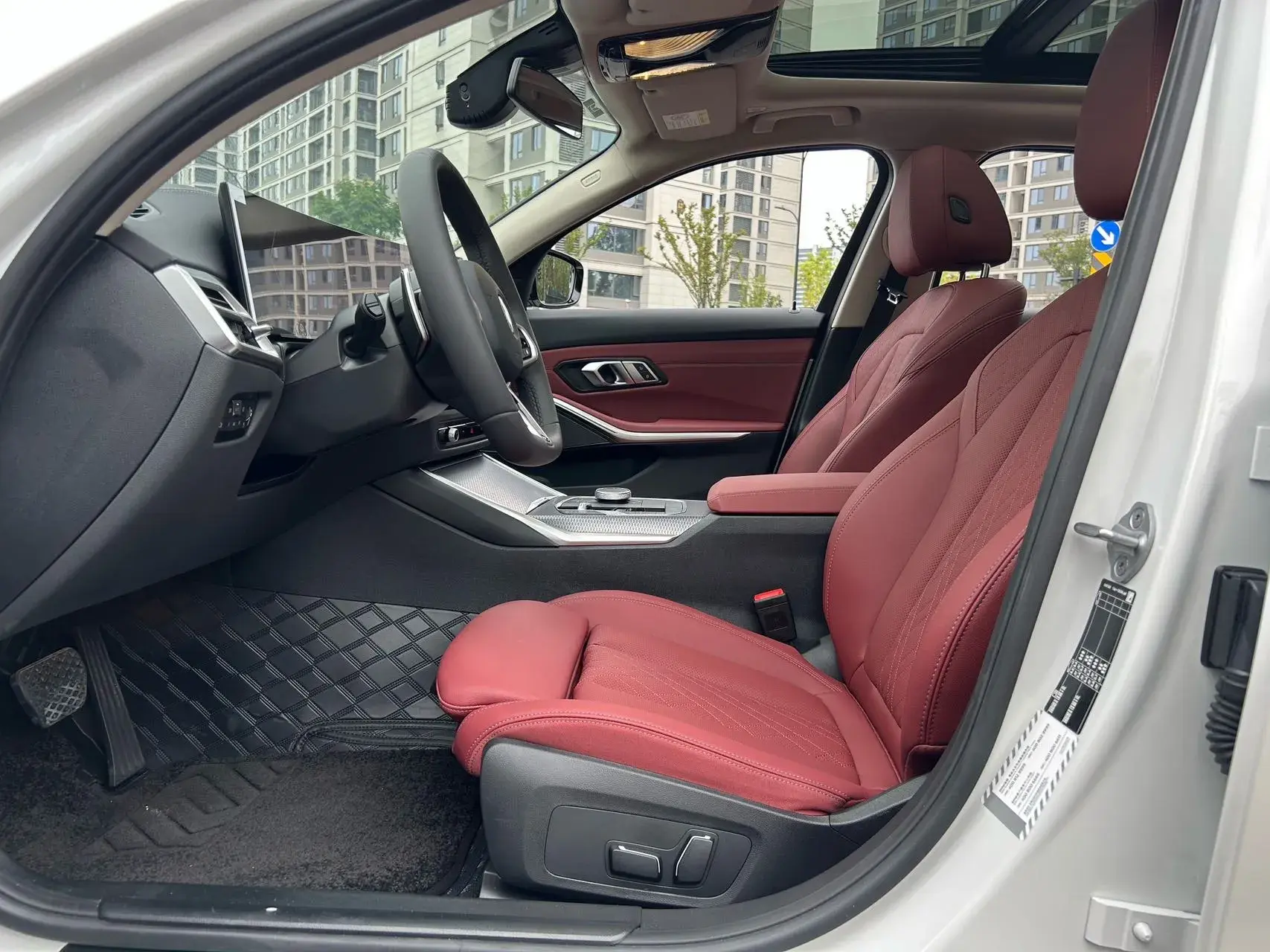 2025 BMW 3 thumbnail 3