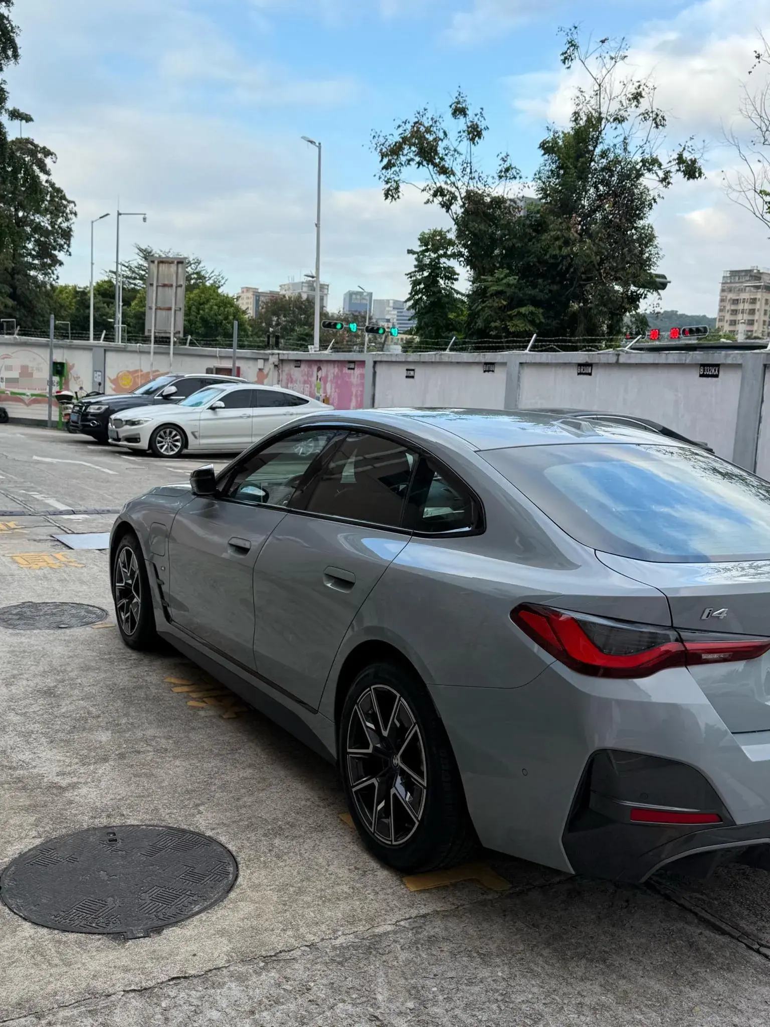 2022 BMW I4 thumbnail 4