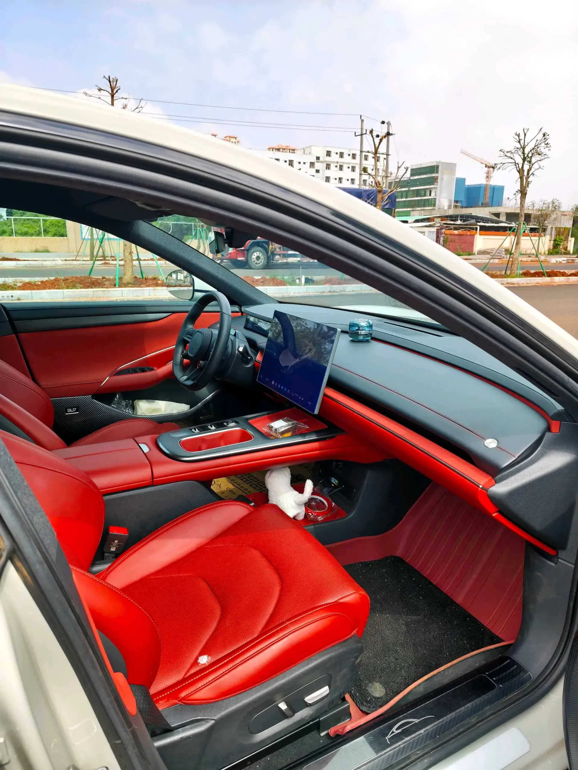 2024 MI SU7 thumbnail 3