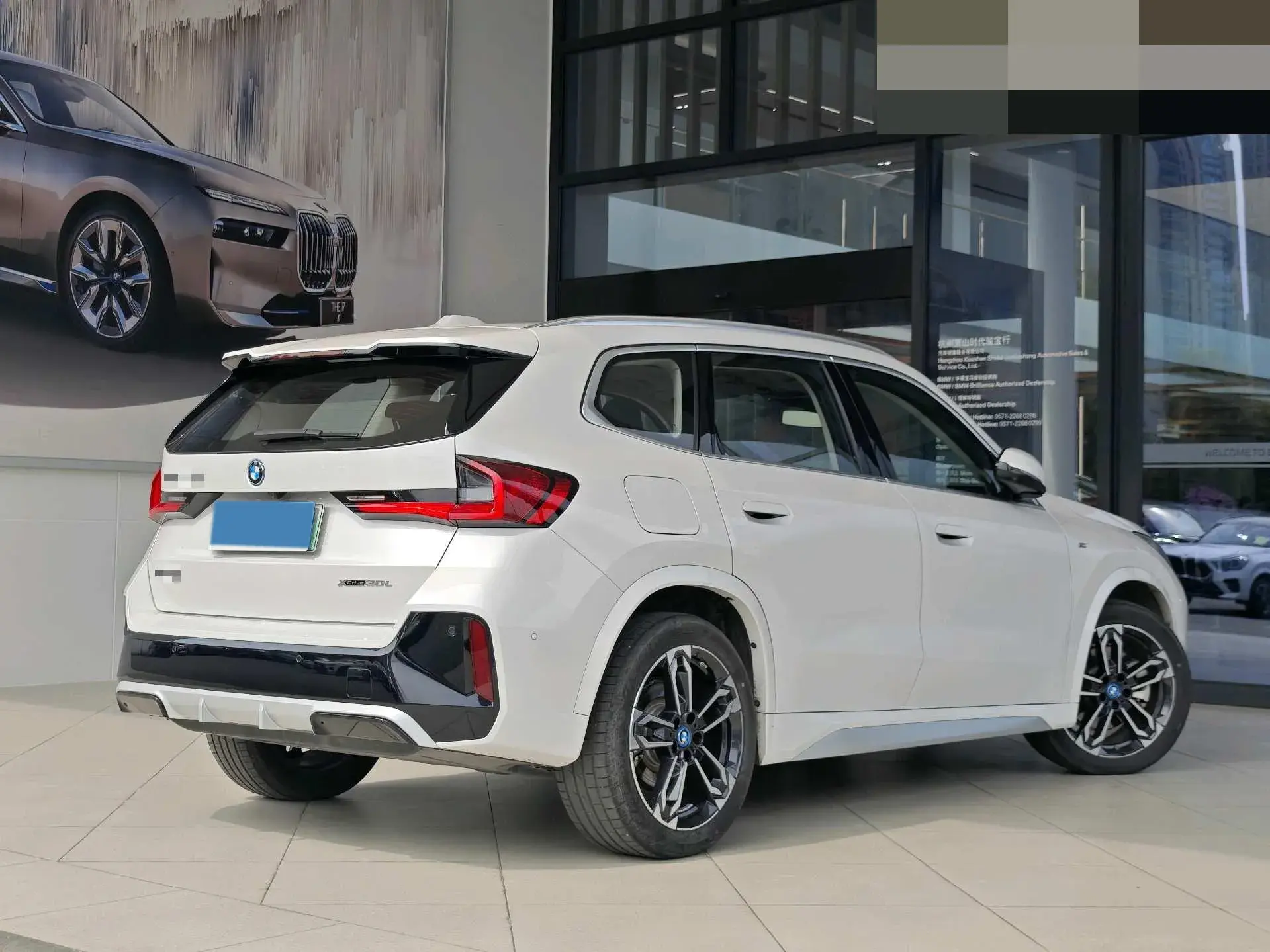 2023 BMW IX1 thumbnail 3