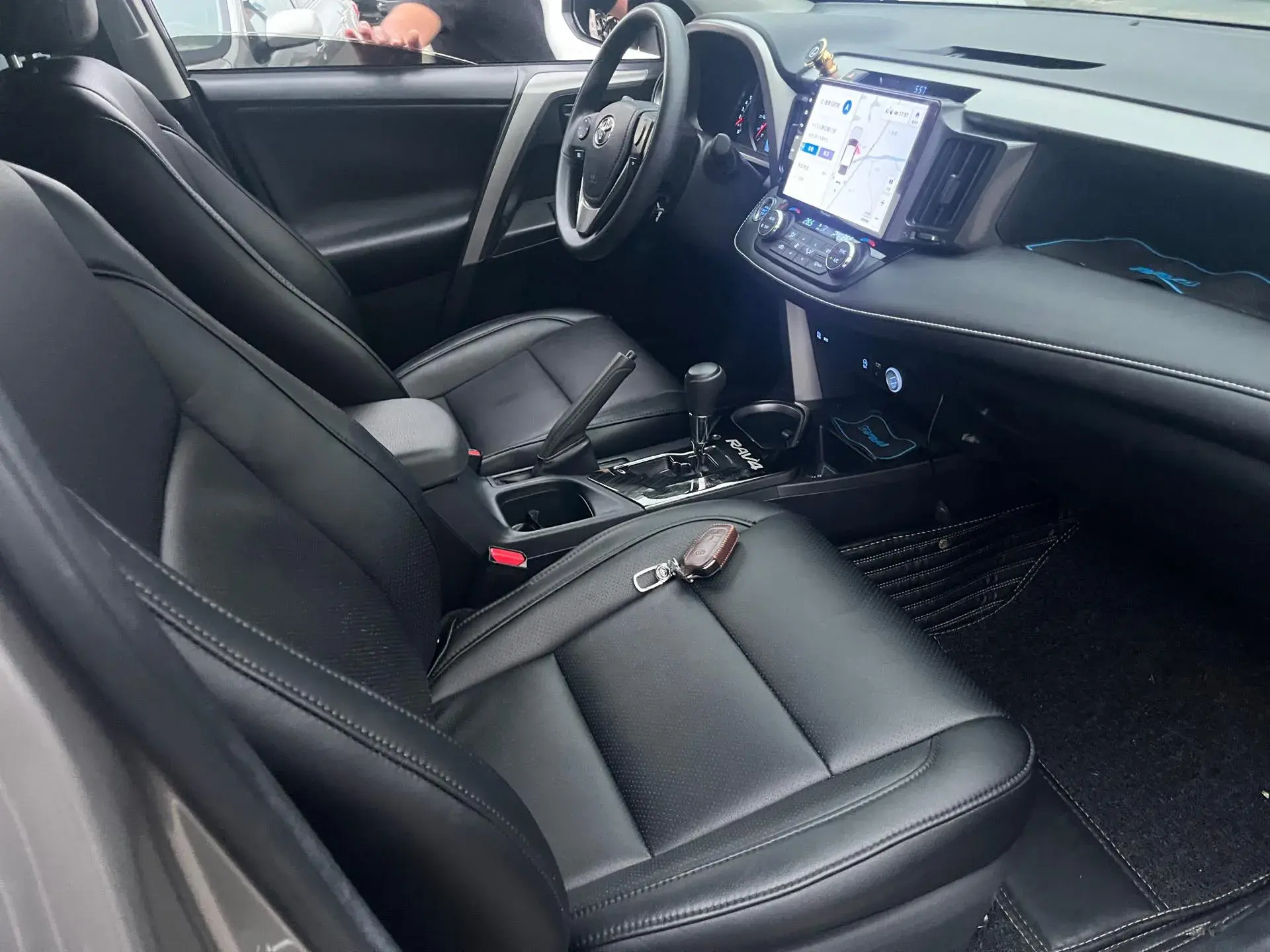 2018 TOYOTA RAV4 thumbnail 4