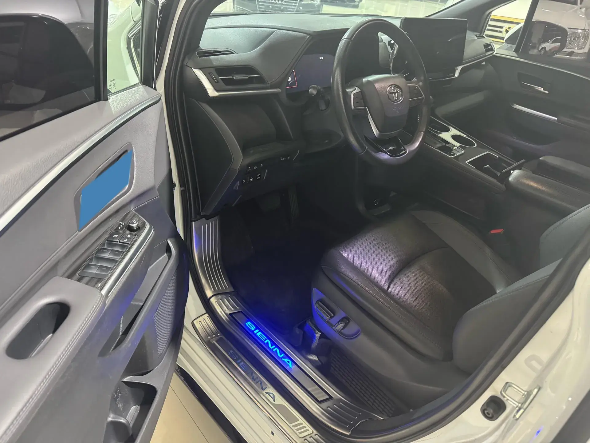 2023 TOYOTA SIENNA thumbnail 4