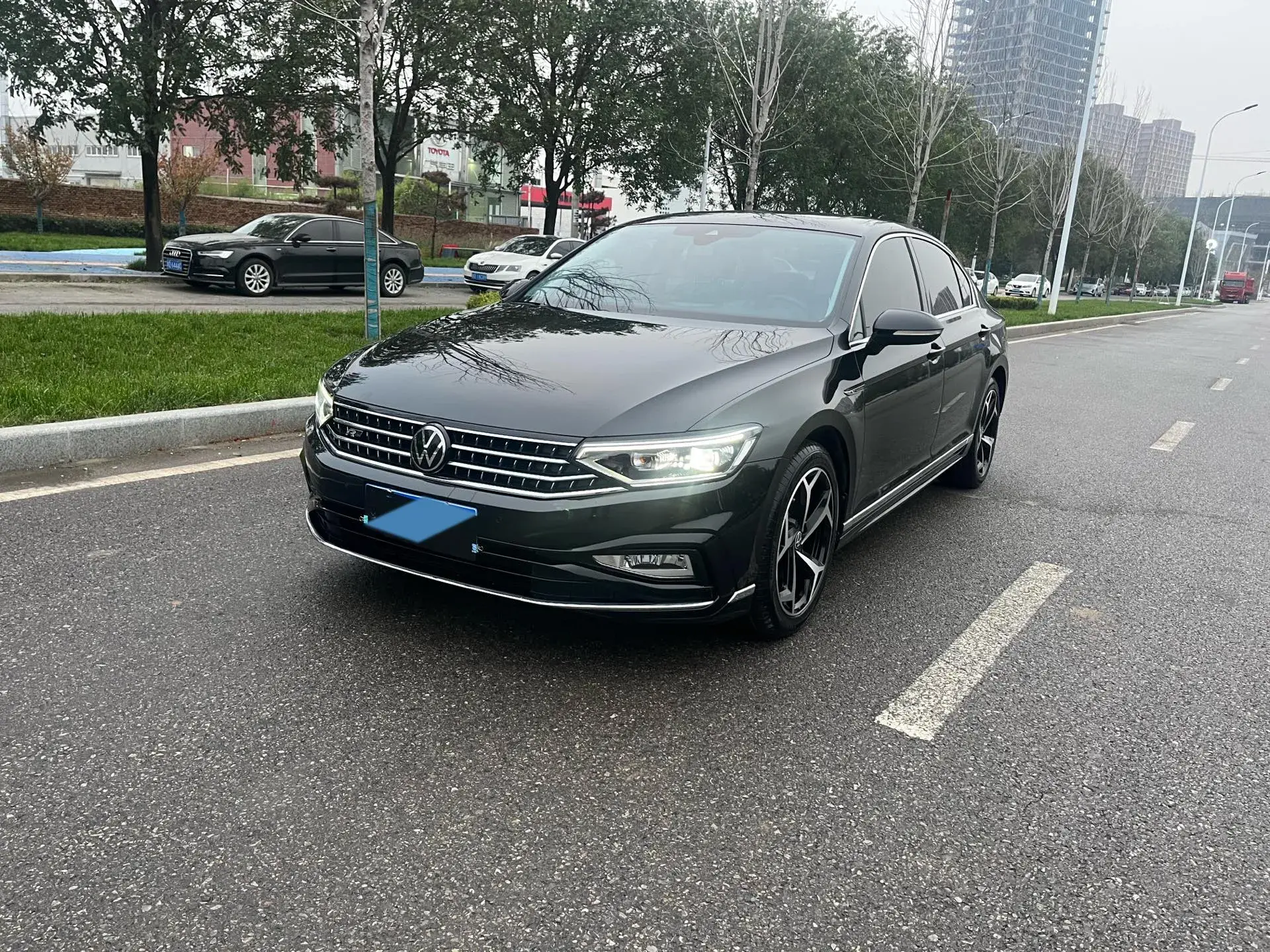 2024 VOLKSWAGEN MAGOTAN view 1