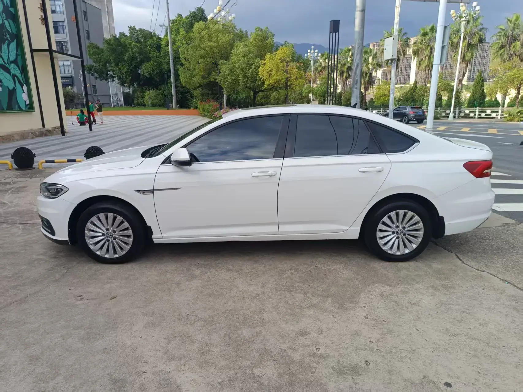 2019 VOLKSWAGEN LAVIDA thumbnail 2