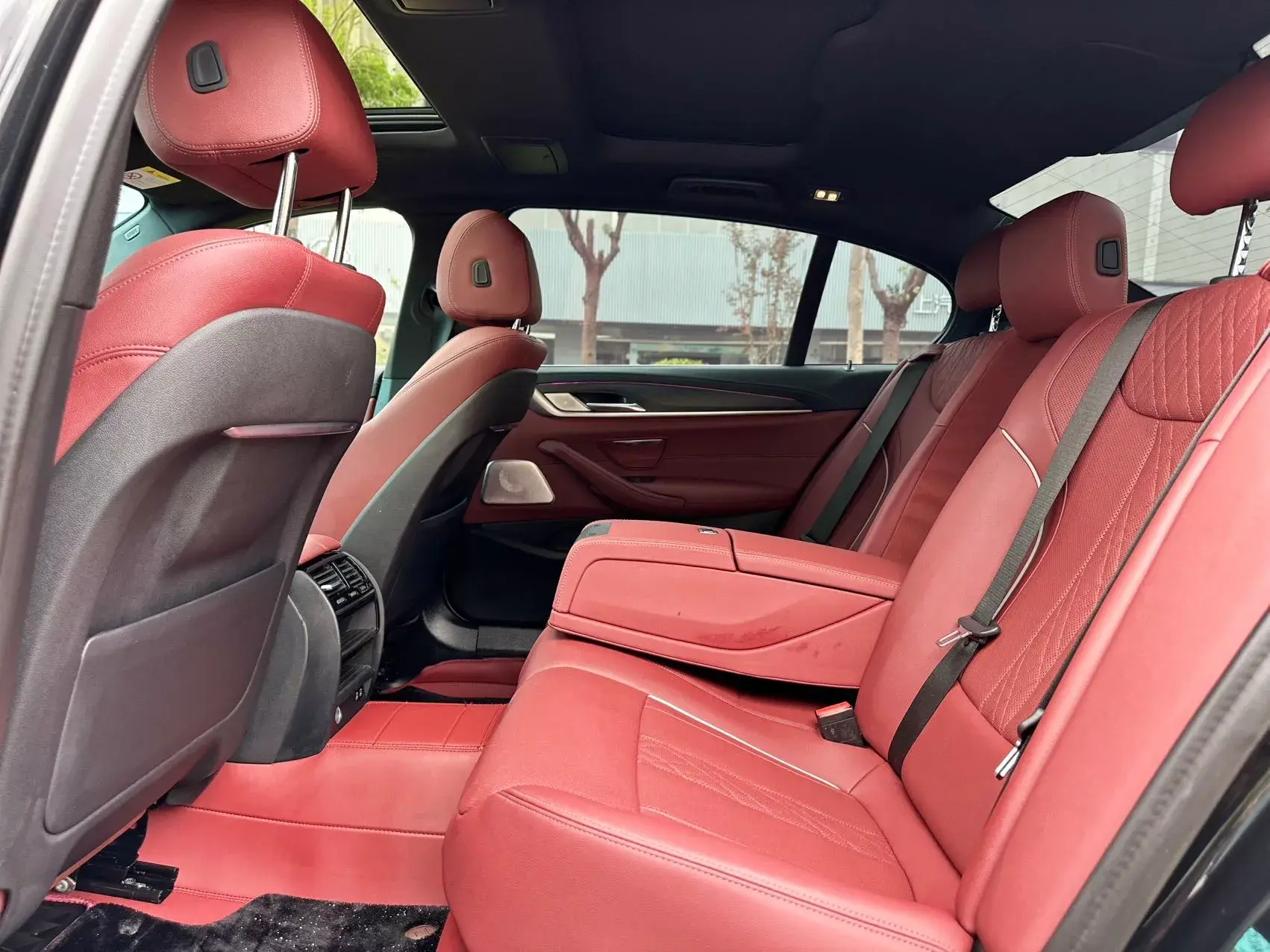 2021 BMW 5 thumbnail 4