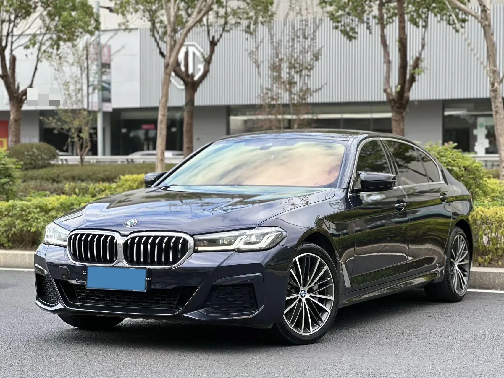2021 BMW 5 view 1