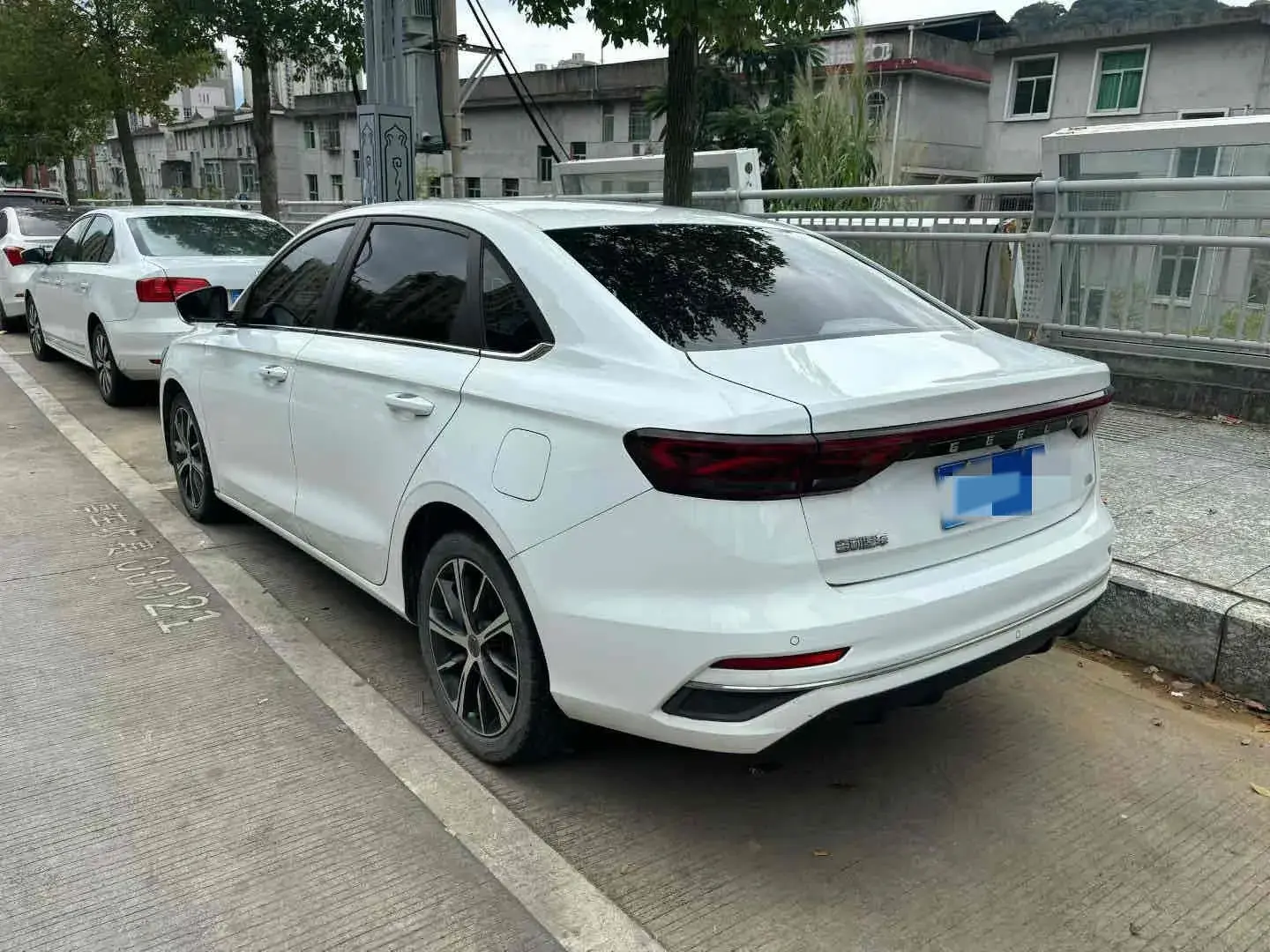 2022 GEELY EMGRAND thumbnail 2