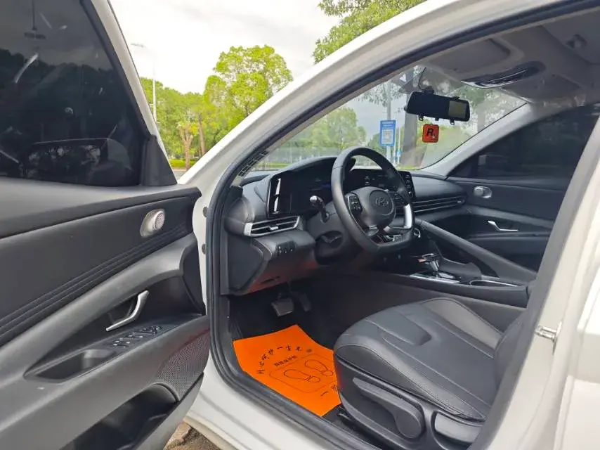 2021 HYUNDAI ELANTRA thumbnail 4