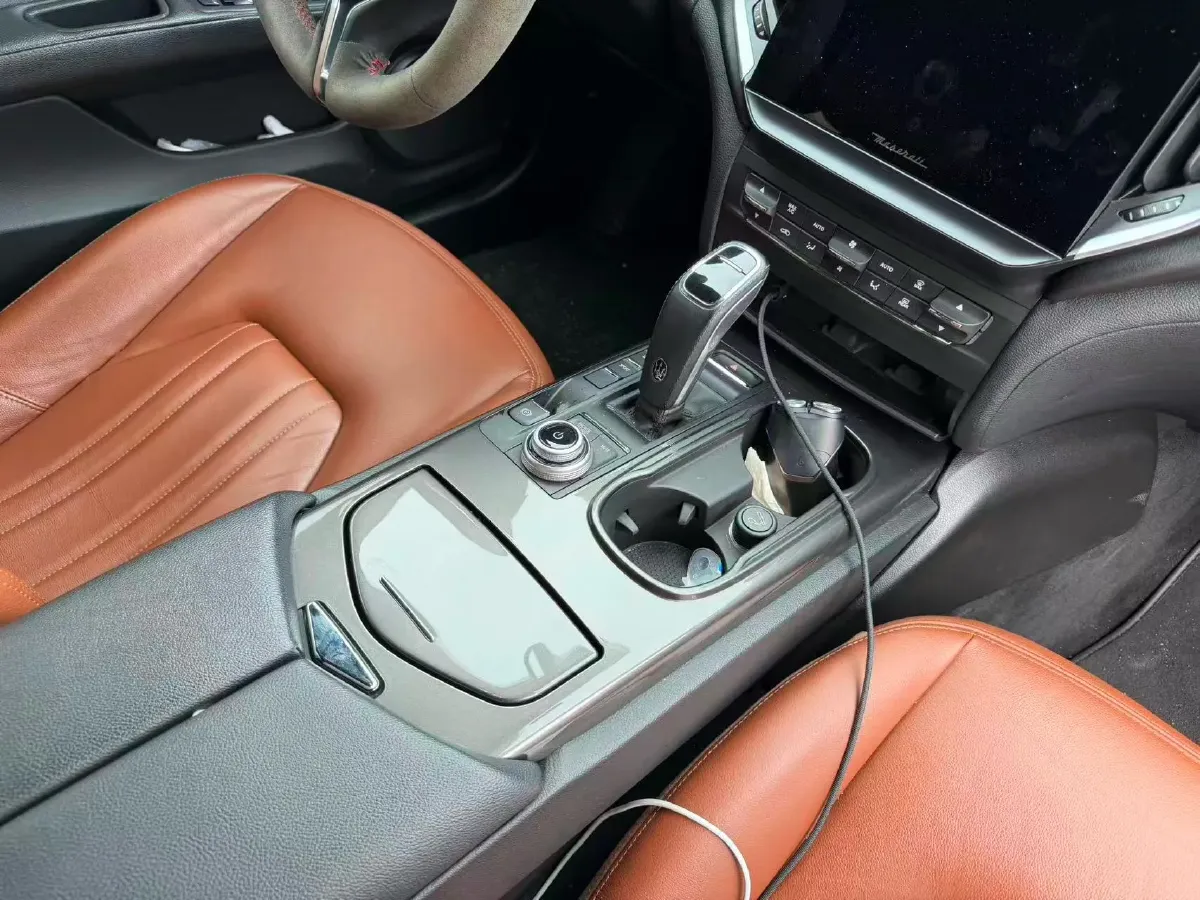 2021 Maserati Ghibli 2.0T 330HP L4 8AT,autocango,china used car exporter,china ev exporter,chinese used car exporter,chinese used ev exporter