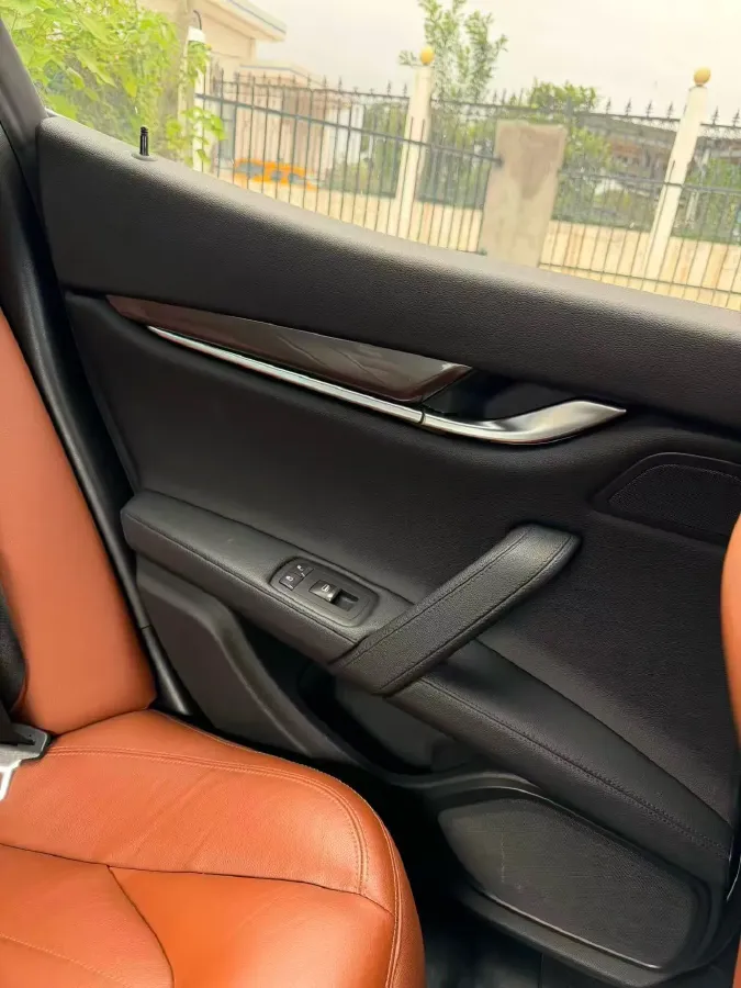 2021 Maserati Ghibli 2.0T 330HP L4 8AT,autocango,china used car exporter,china ev exporter,chinese used car exporter,chinese used ev exporter