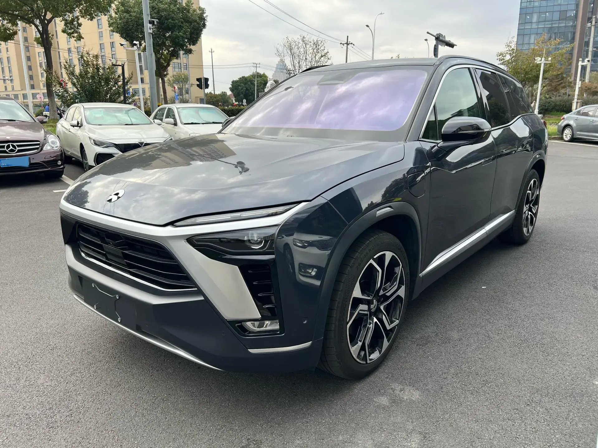 2020 NIO ES8 view 1