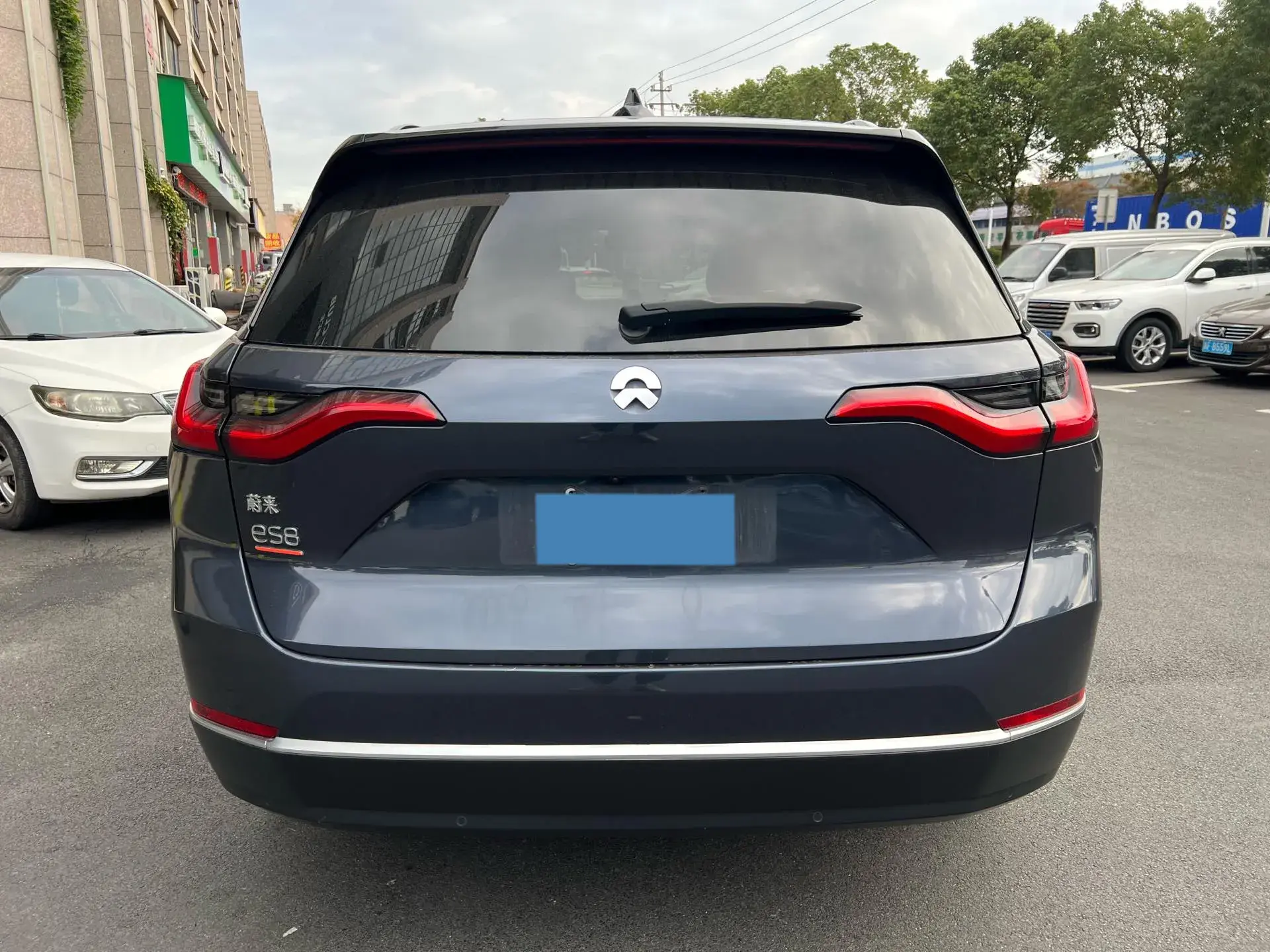 2020 NIO ES8 thumbnail 3