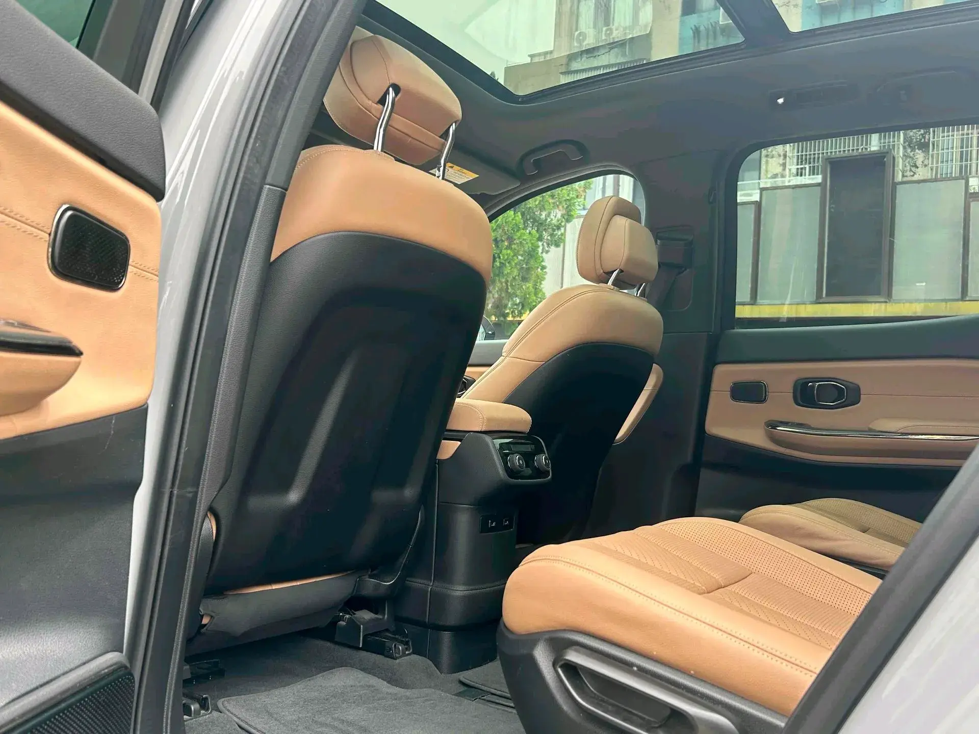 2020 NIO ES8 thumbnail 4