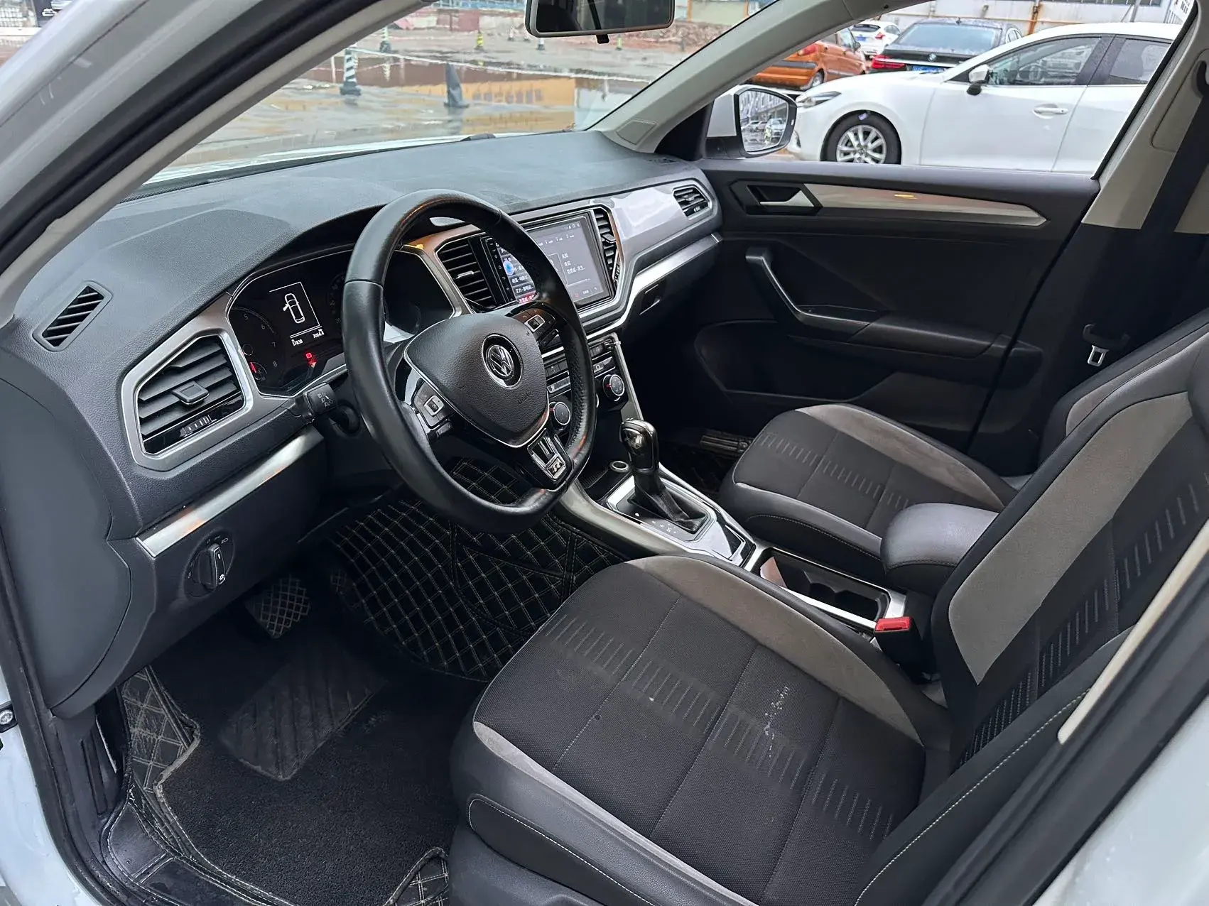 2018 VOLKSWAGEN T-ROC thumbnail 4