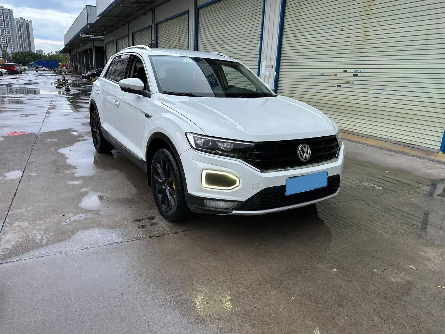 2018 VOLKSWAGEN T-ROC thumbnail 3