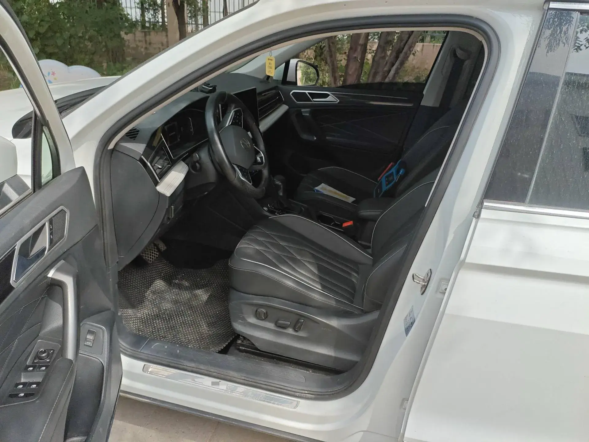 2023 VOLKSWAGEN TIGUAN thumbnail 4