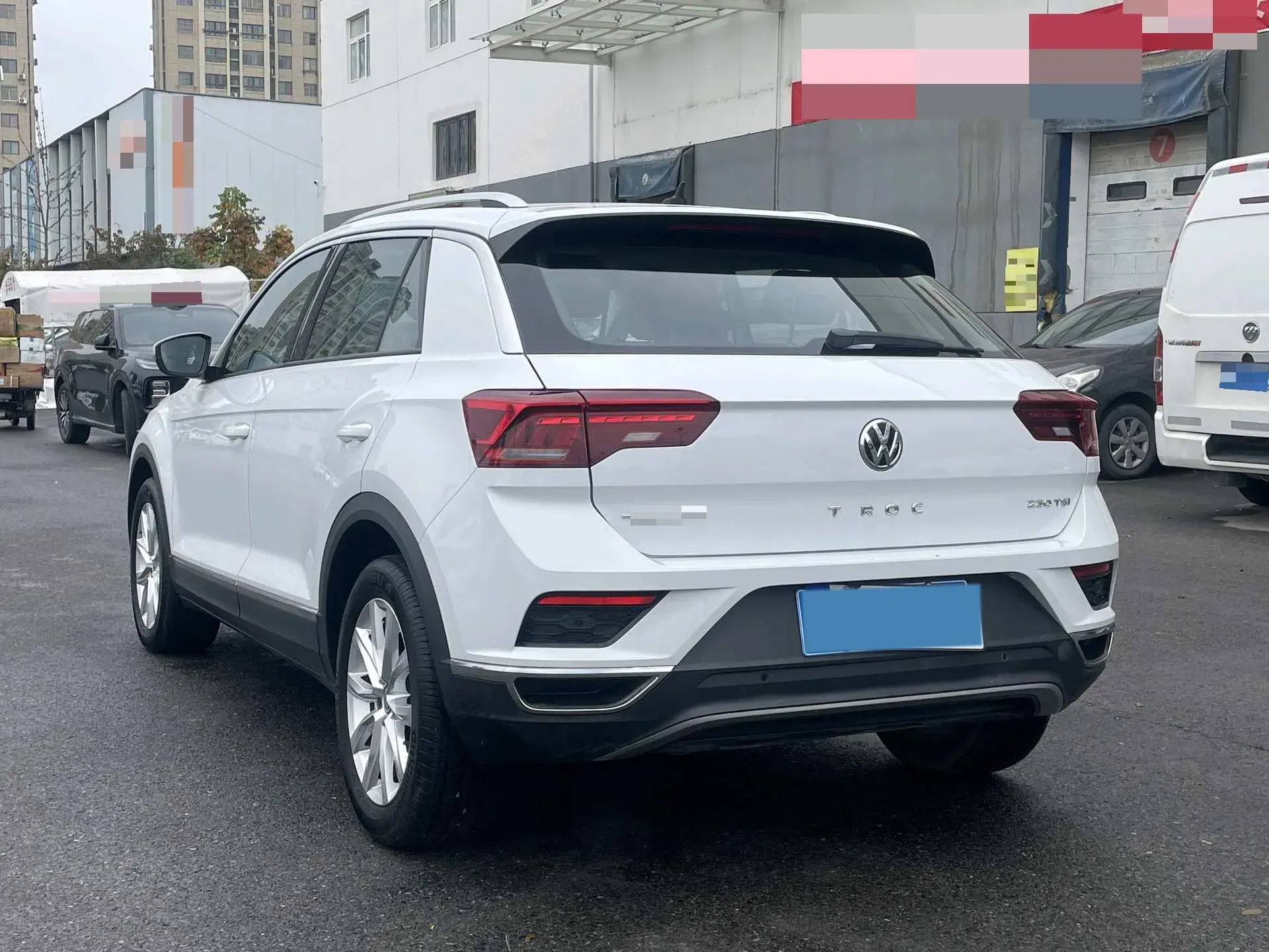 2019 VOLKSWAGEN T-ROC thumbnail 4