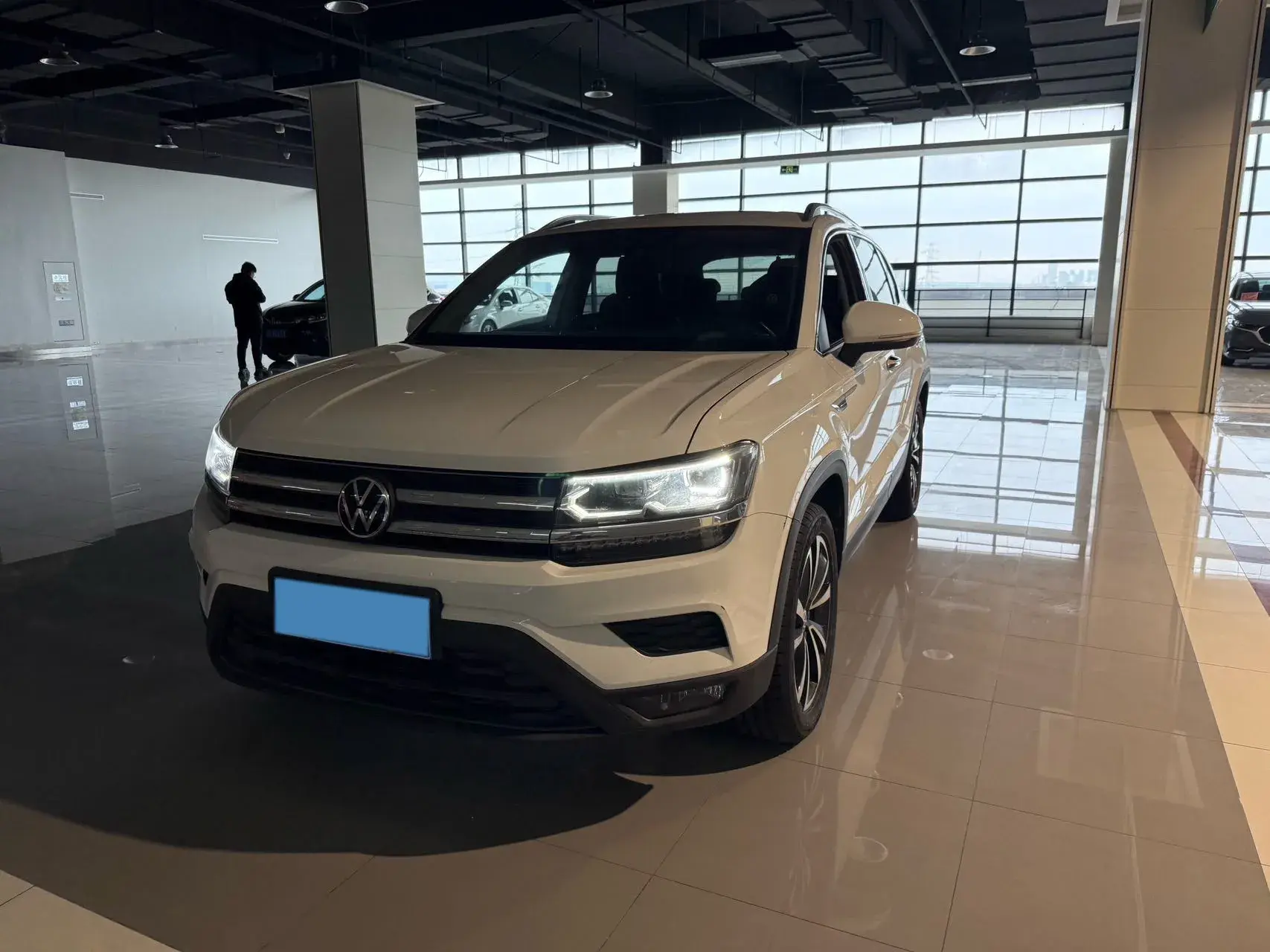 2022 VOLKSWAGEN THARU view 1