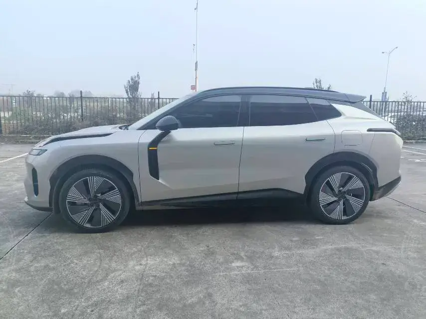 2023 LYNK&CO 08 thumbnail 2
