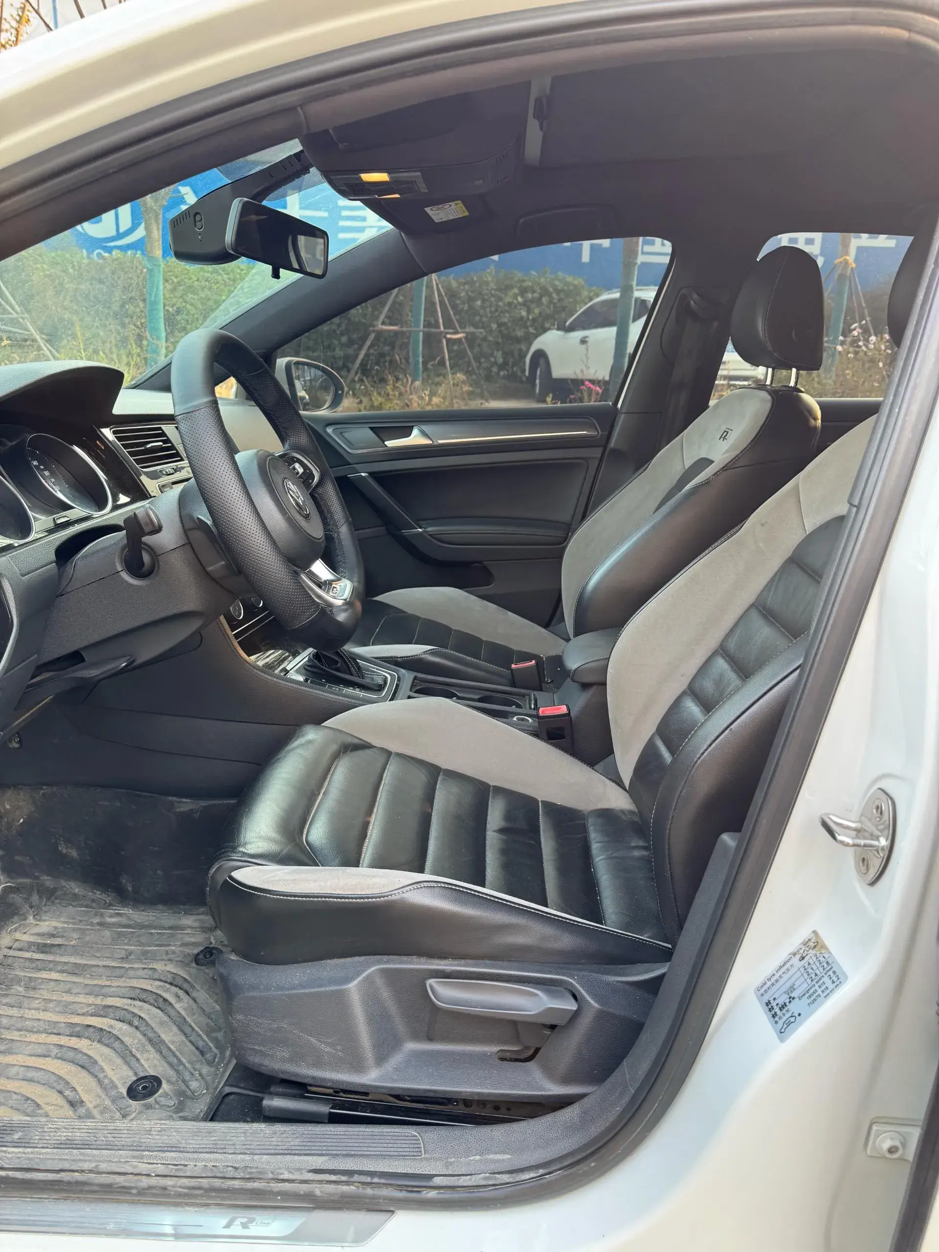 2017 VOLKSWAGEN GOLF thumbnail 3