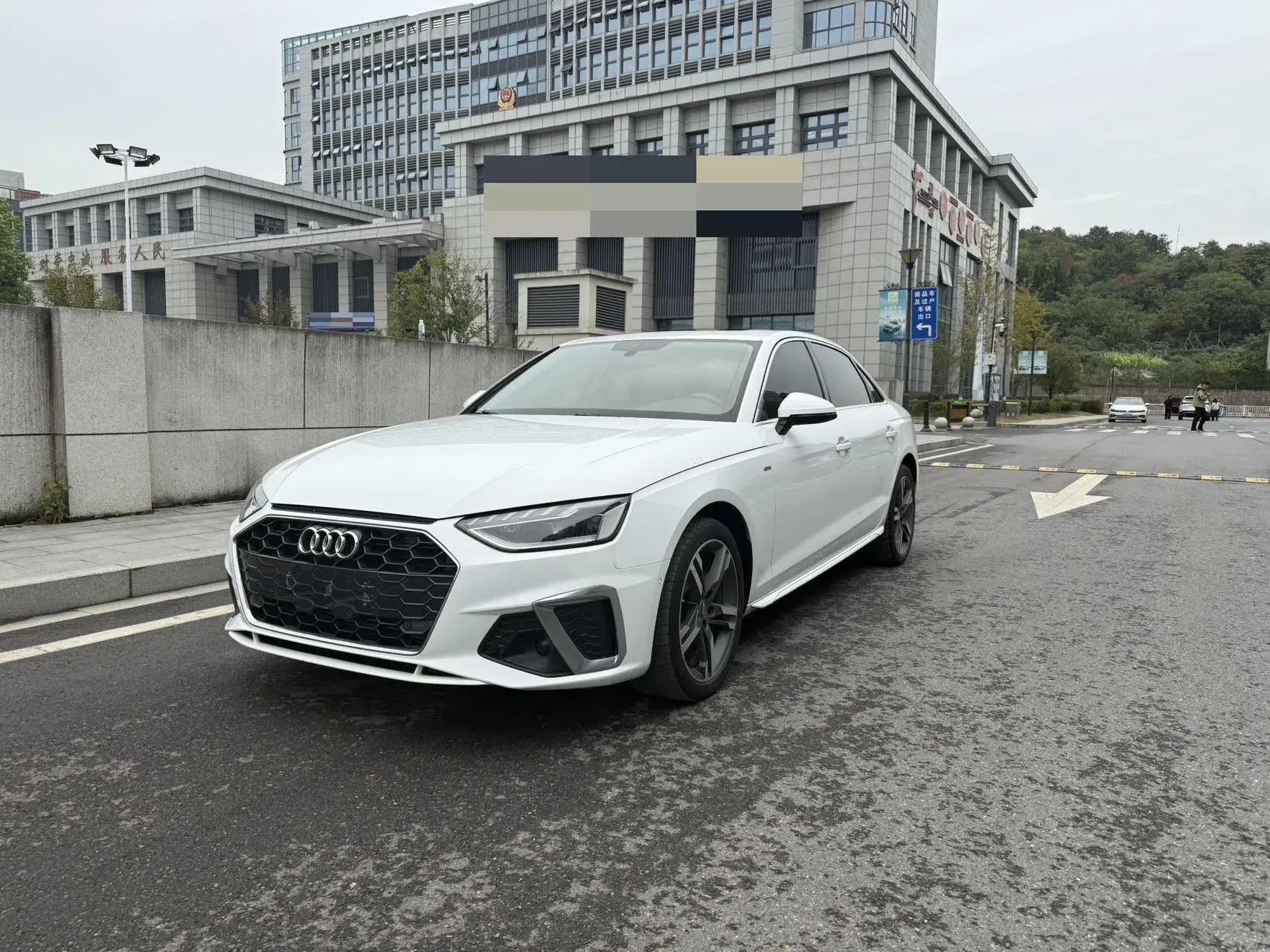 2020 AUDI A4L view 1